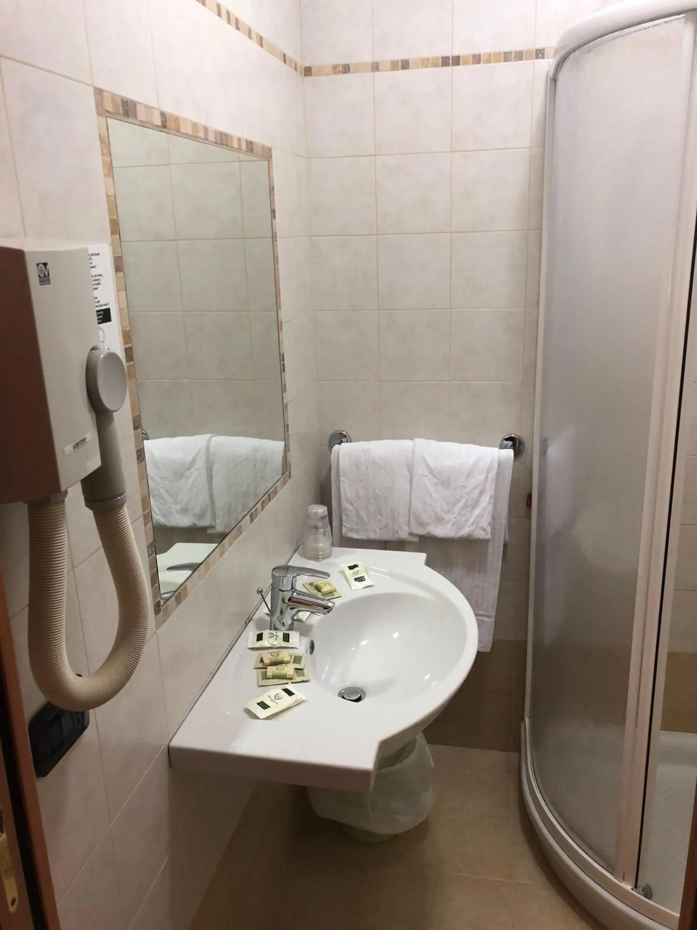 Bathroom in Hotel Mariano