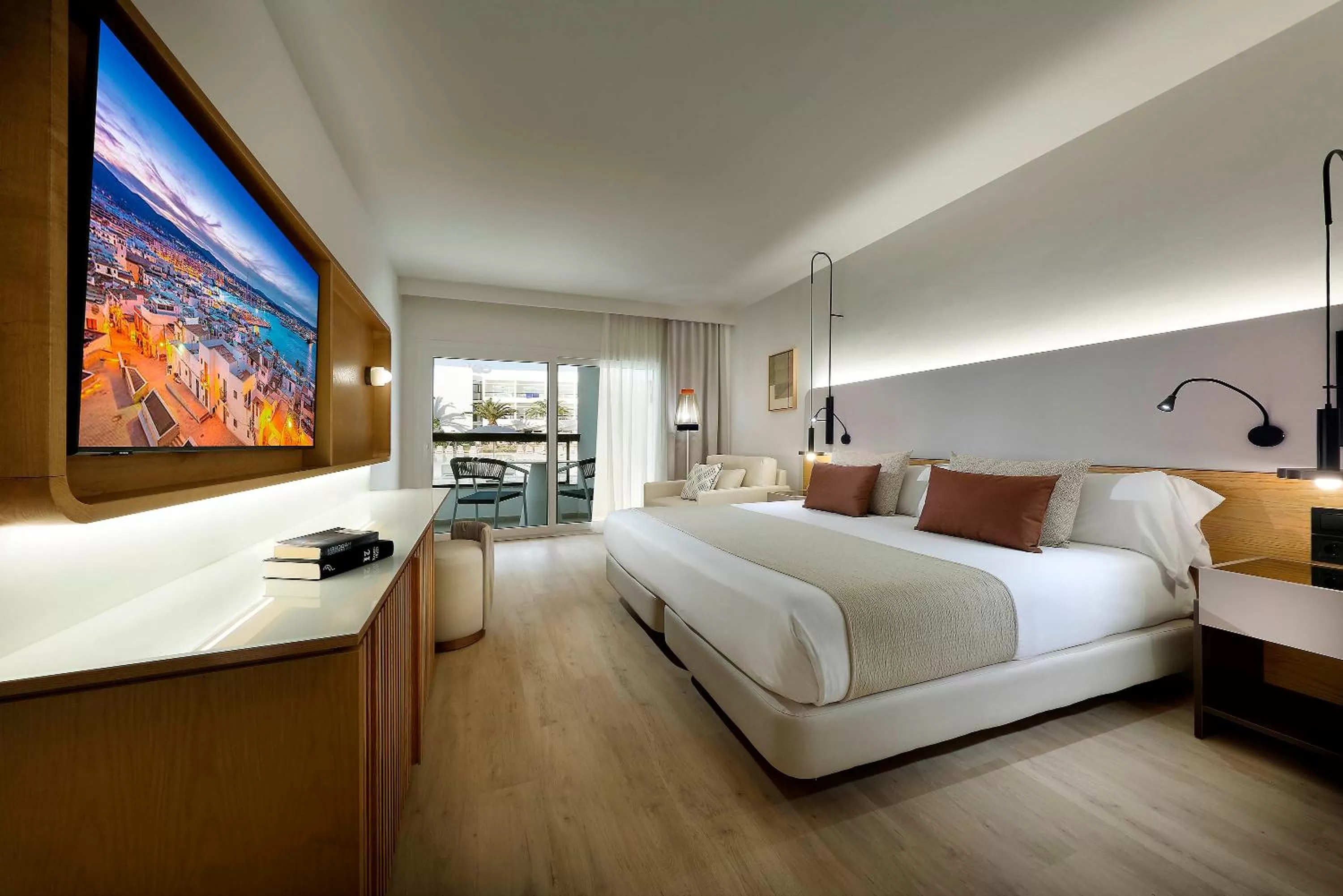 Communal lounge/ TV room, Bed in Grand Palladium Select Palace Ibiza - All Inclusive