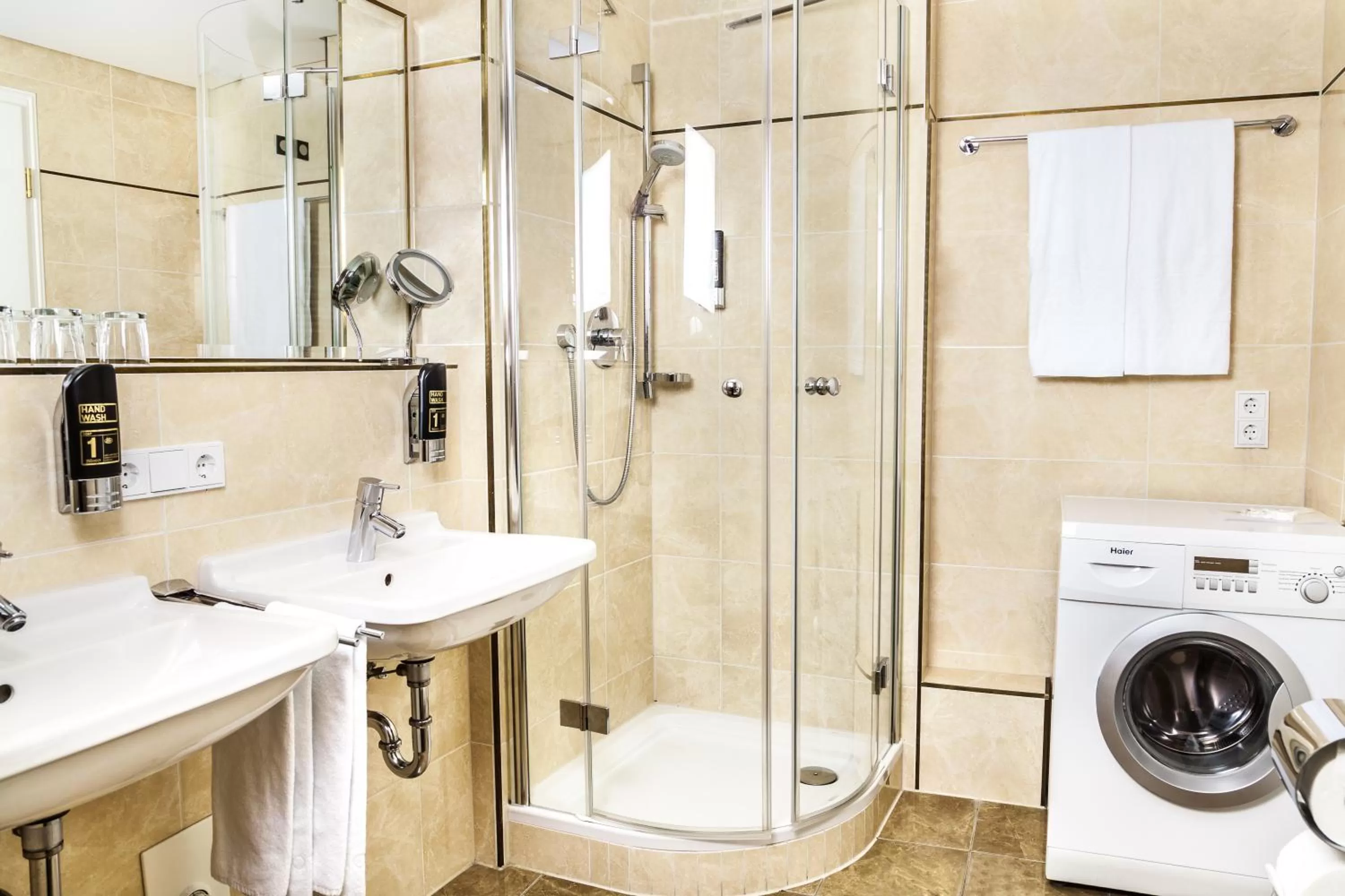 Shower in Hotel Suitess