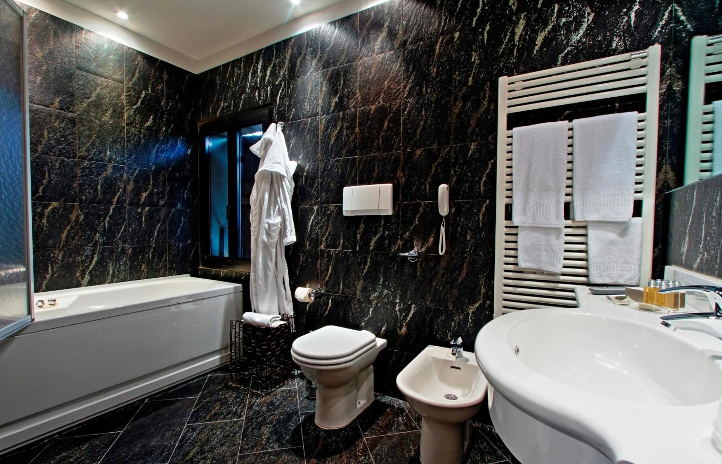 Bathroom in Savoia Hotel Country House Bologna