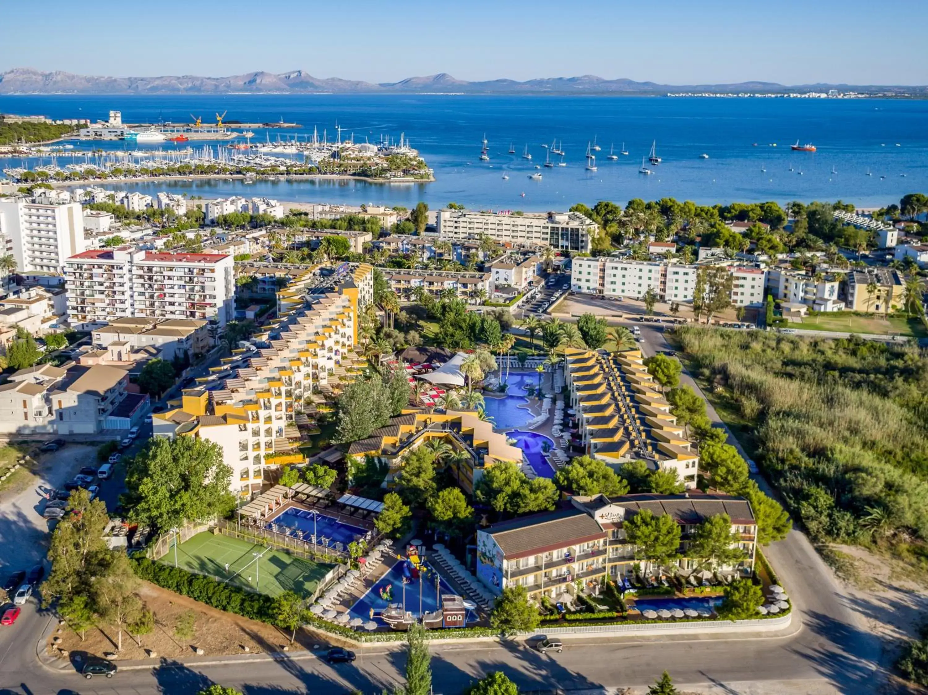 Property building, Bird's-eye View in Zafiro Tropic