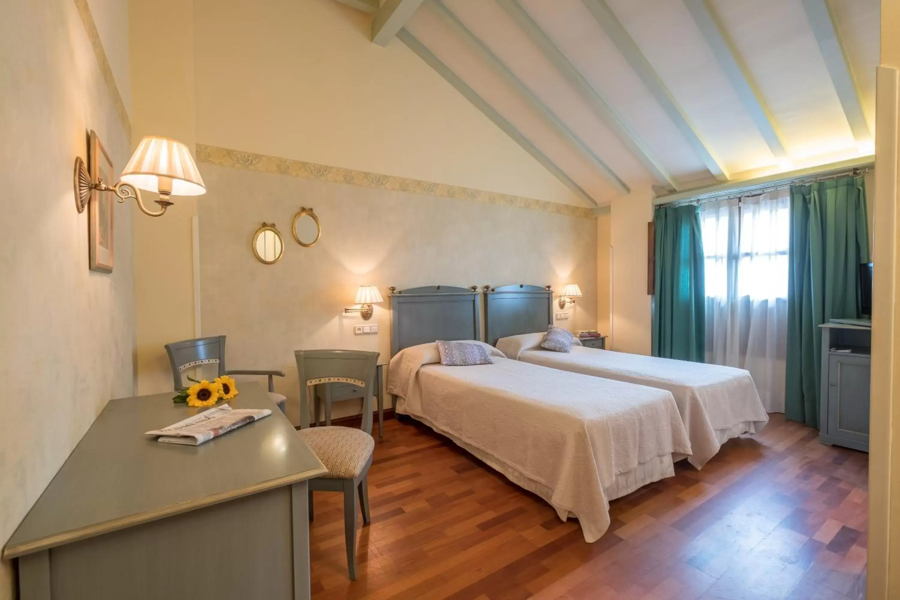 Photo of the whole room, Bed in Condesa de Chinchón Photo of the whole room, Bed in Condesa de Chinchón