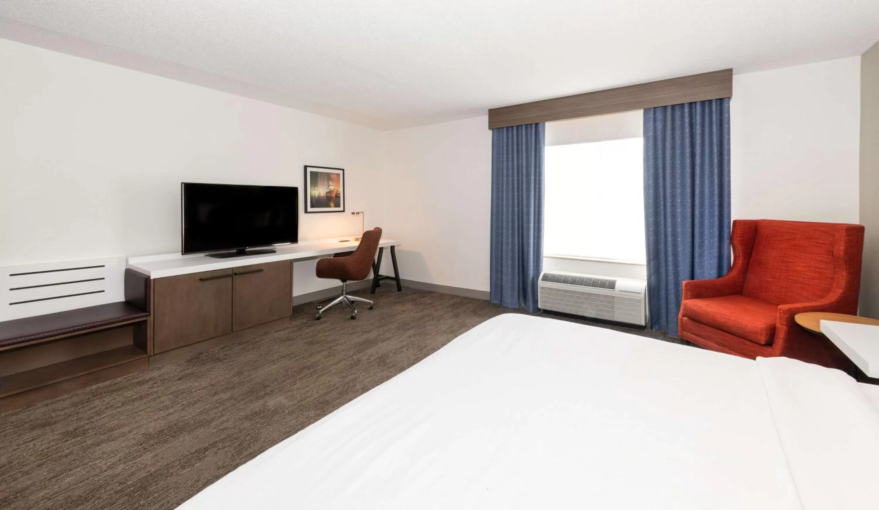 Photo of the whole room, Bed in Hilton Garden Inn BWI Airport
