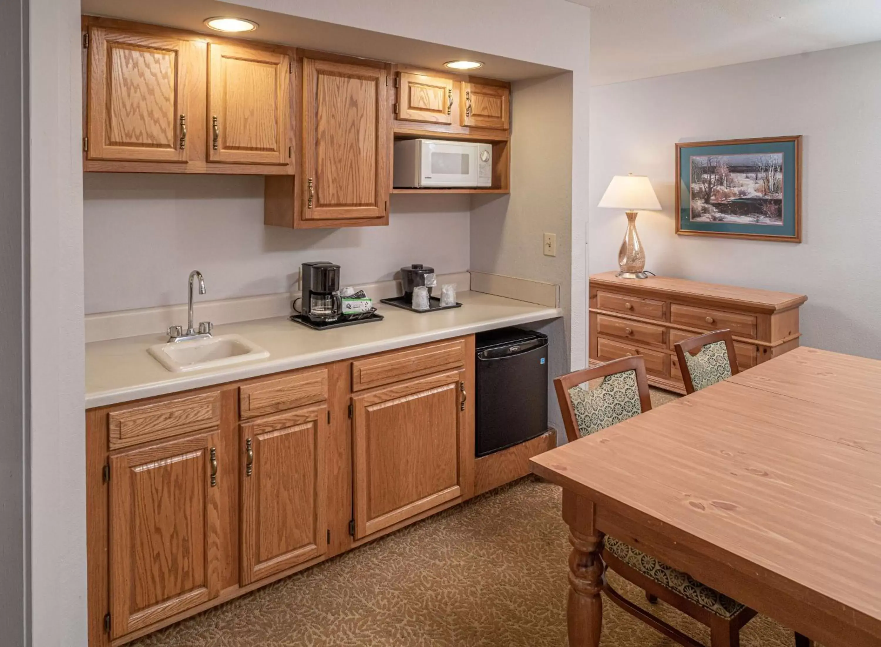 Photo of the whole room, Kitchen/Kitchenette in Country Inn & Suites by Radisson, Beckley, WV