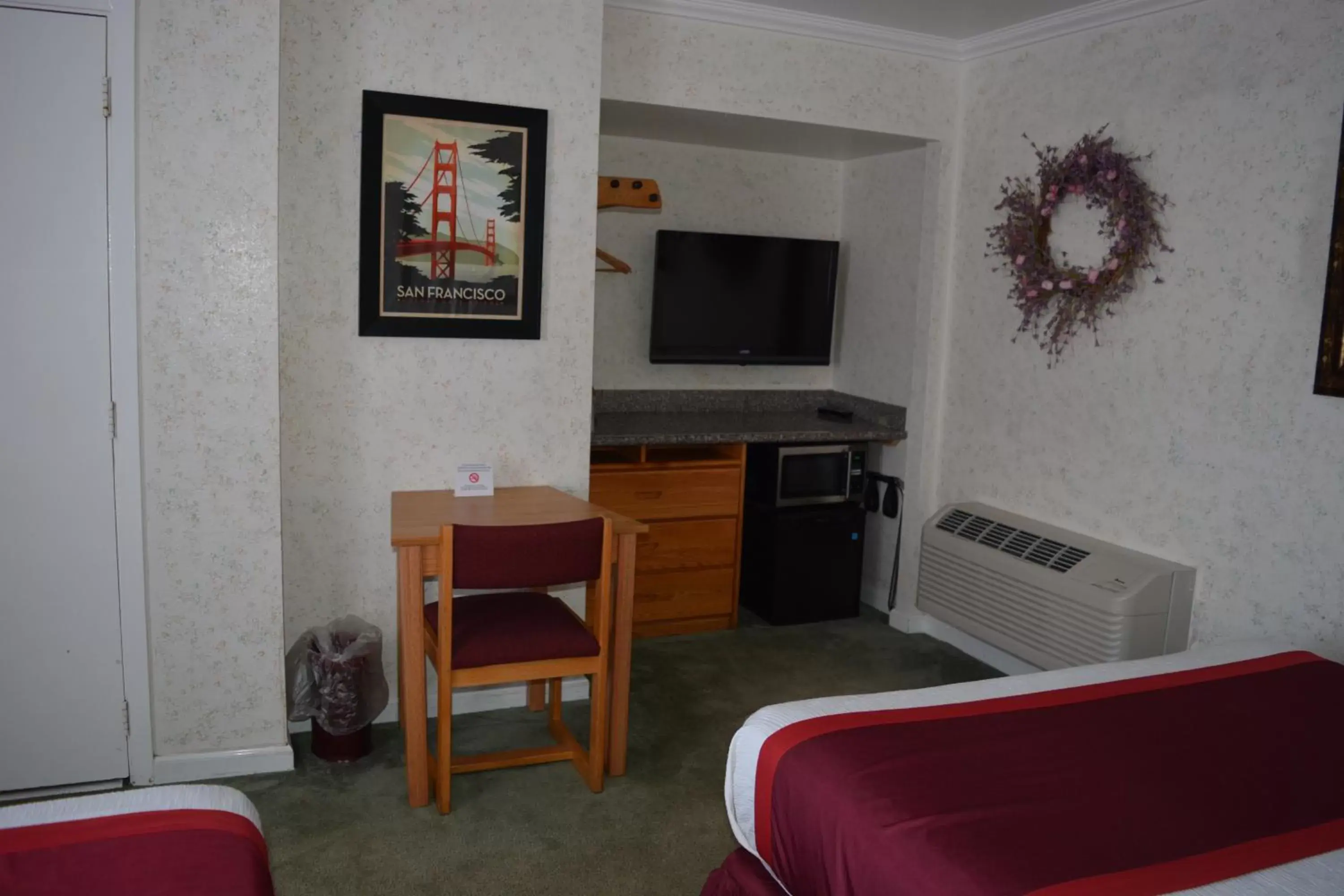 Photo of the whole room, TV/Entertainment Center in Travelers Inn