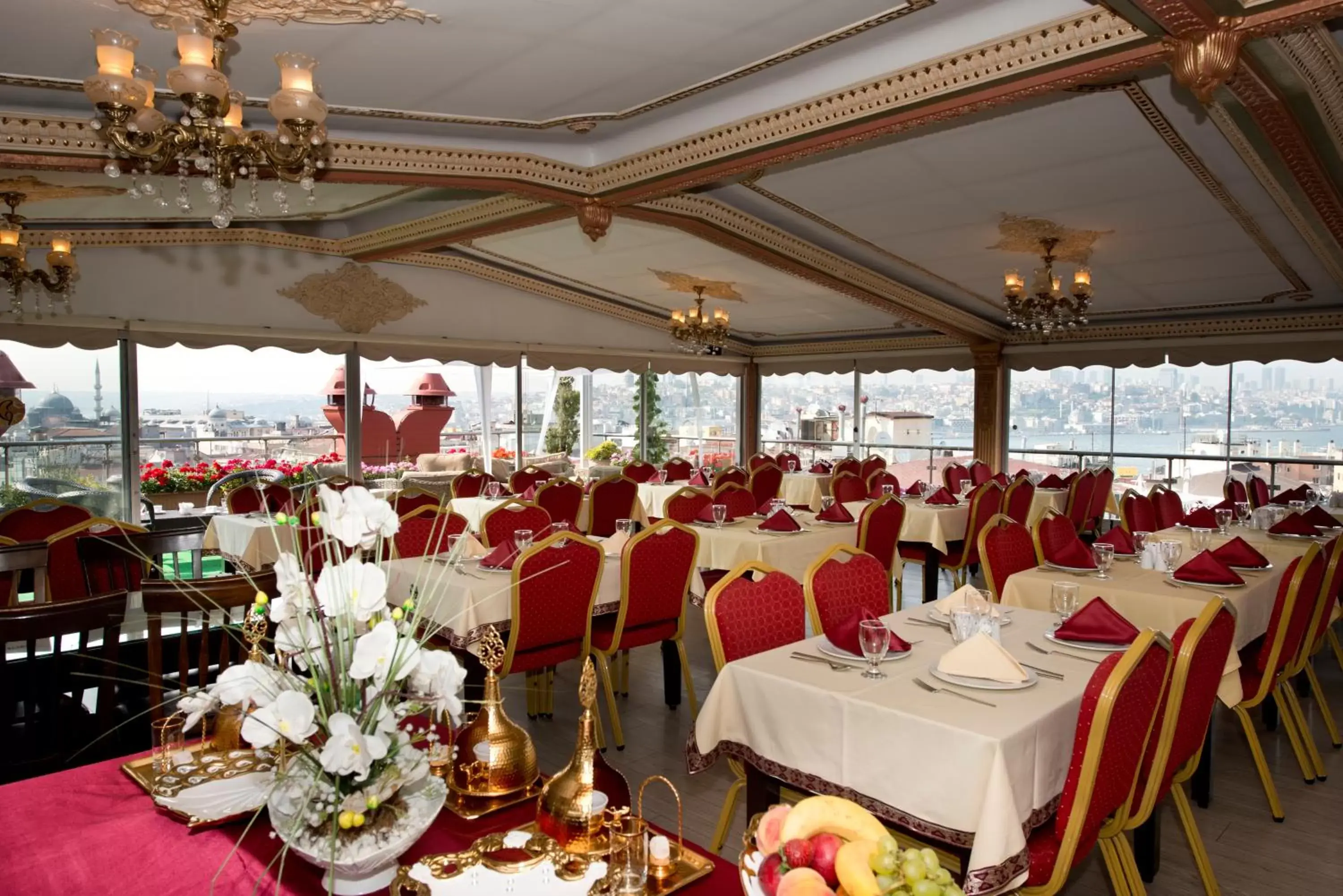 Patio, Restaurant/Places to Eat in Golden Horn Hotel