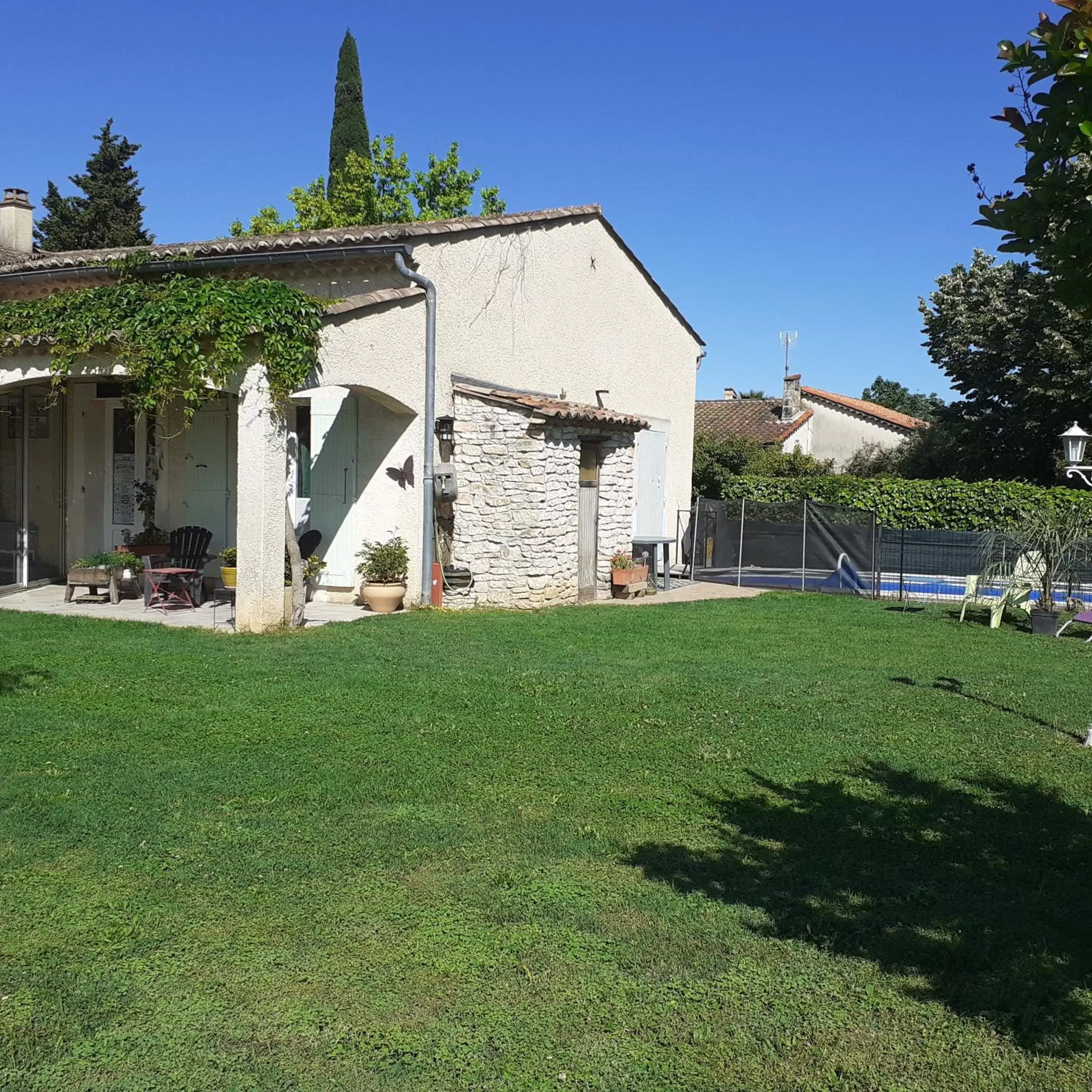 Patio, Property Building in A l'Ombre des Amandiers Chambres d'hôtes