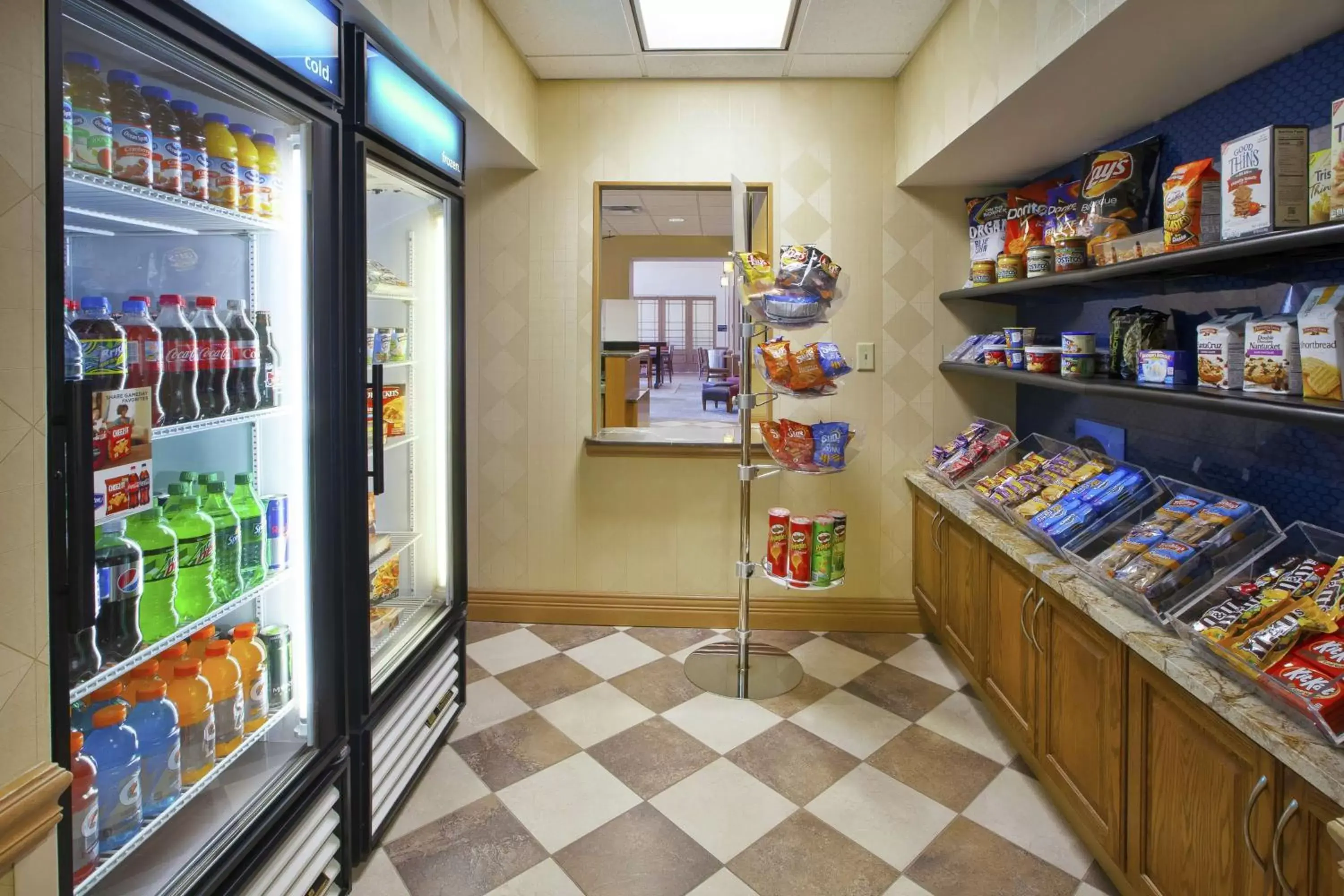 Dining area, Supermarket/Shops in Hampton Inn & Suites Plattsburgh