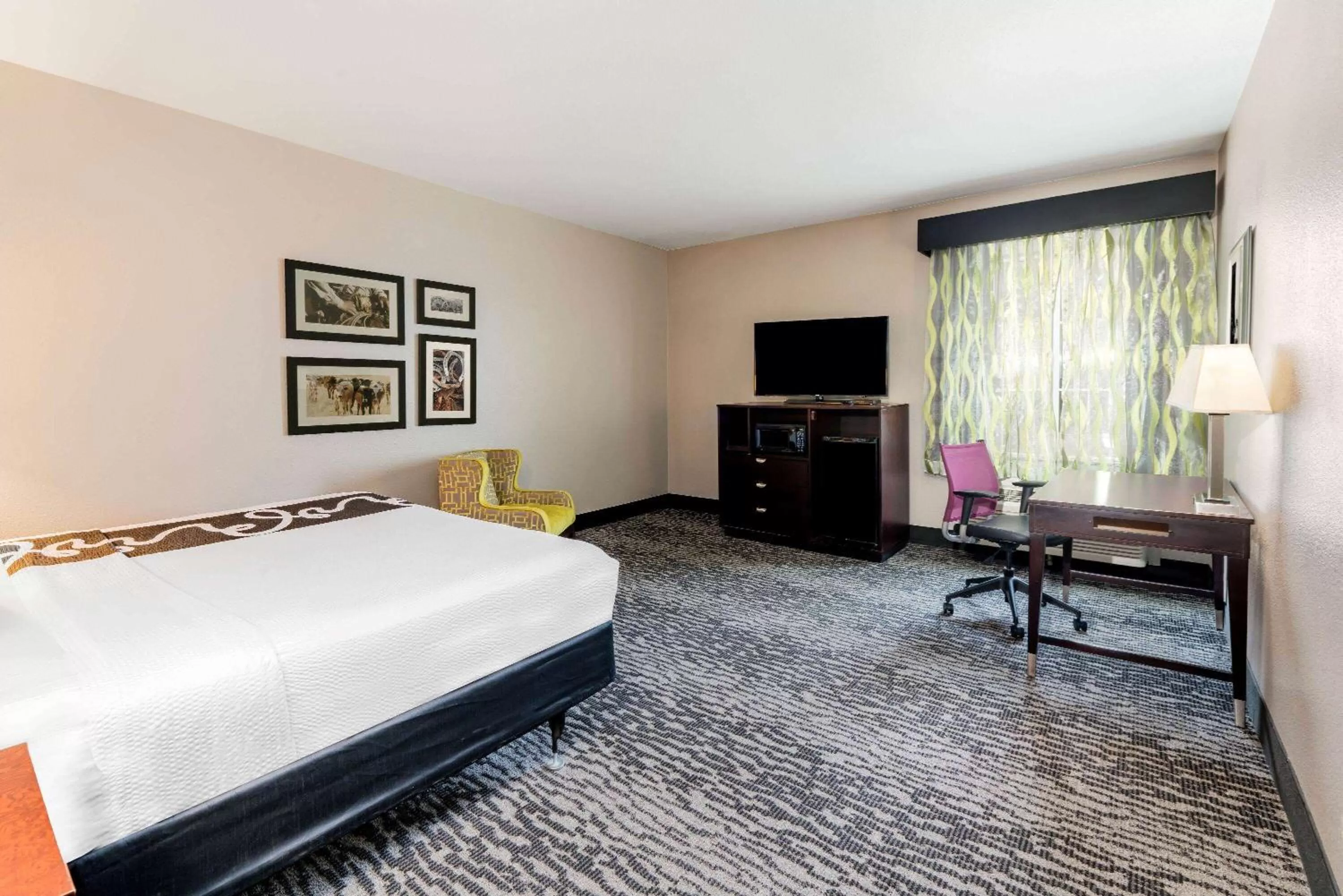 Photo of the whole room, Bed in La Quinta by Wyndham DFW Airport West - Bedford