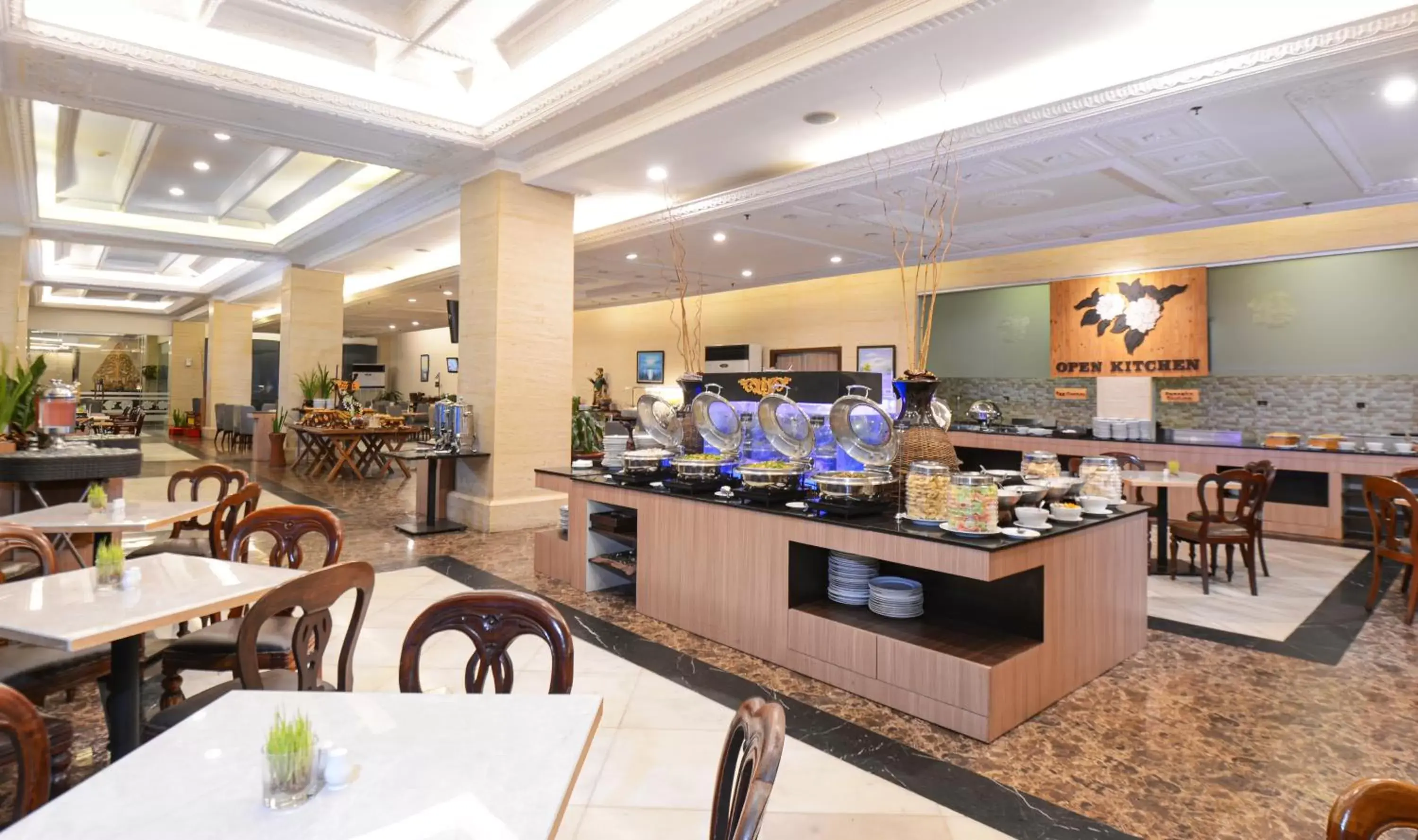 Restaurant/Places to Eat in The Rich Jogja Hotel