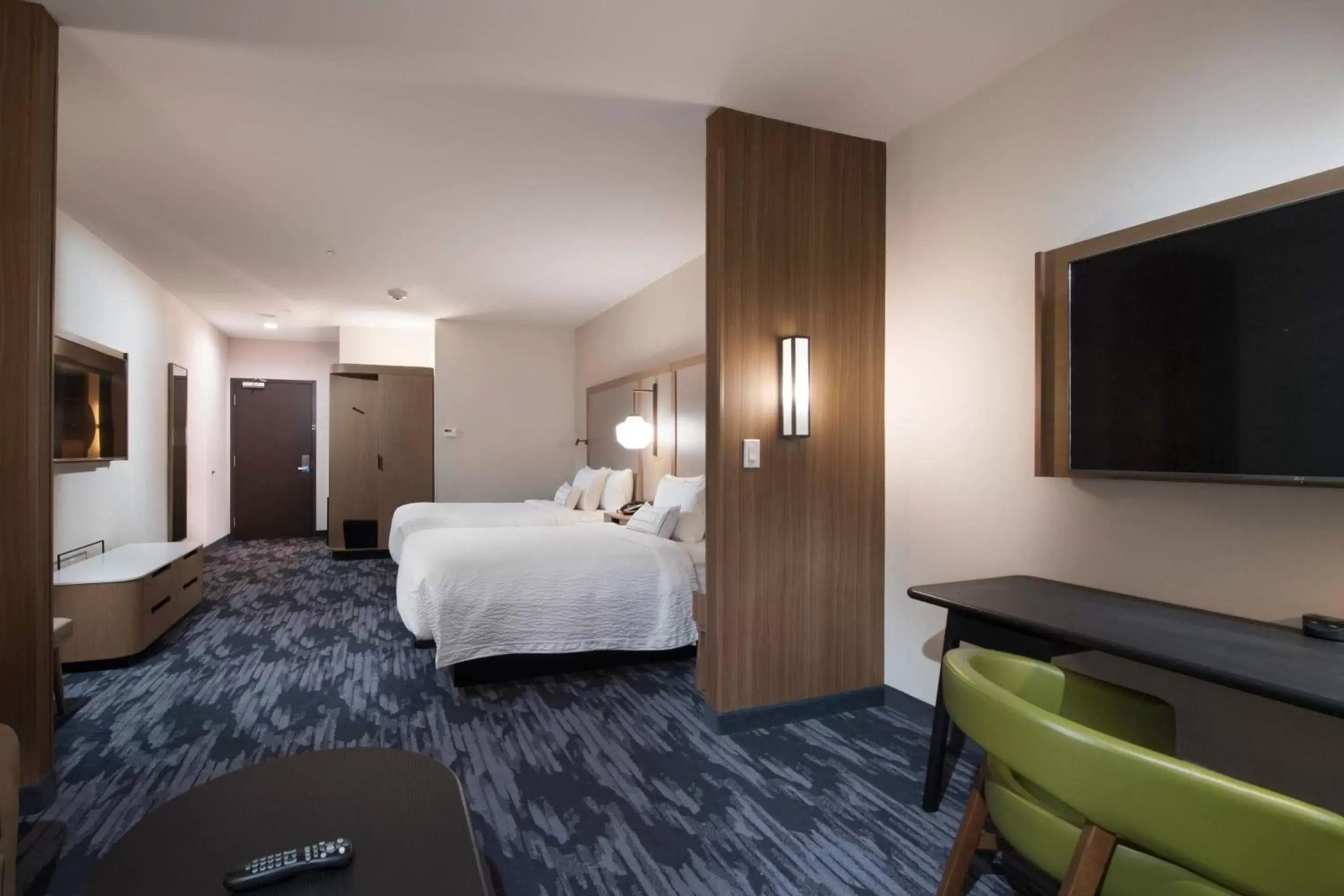 Photo of the whole room, Bed in Fairfield Inn & Suites by Marriott Tyler South