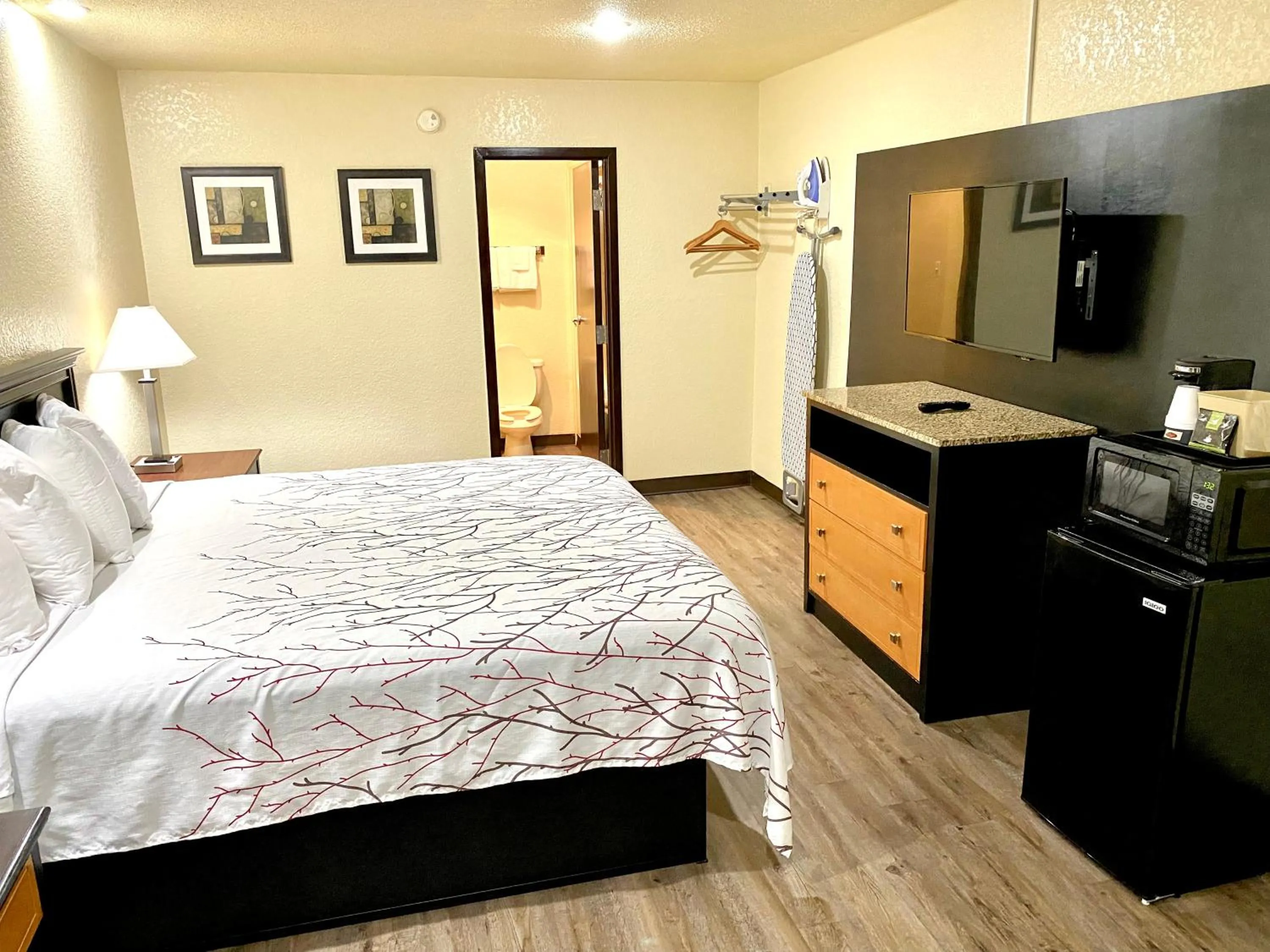 Bed in Travelers Inn Elizabeth City