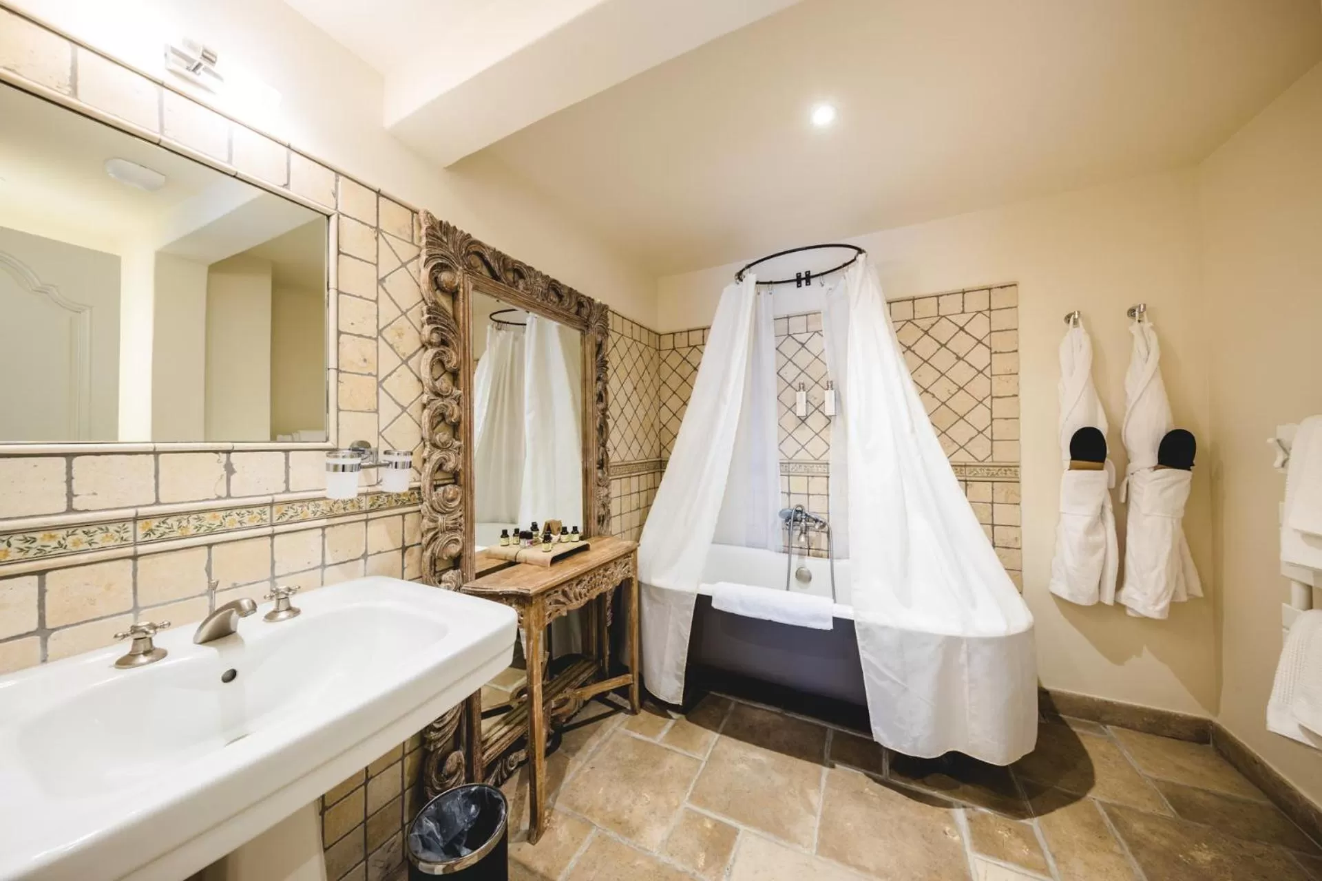 Shower, Bathroom in Le Petit Palais D'Aglae