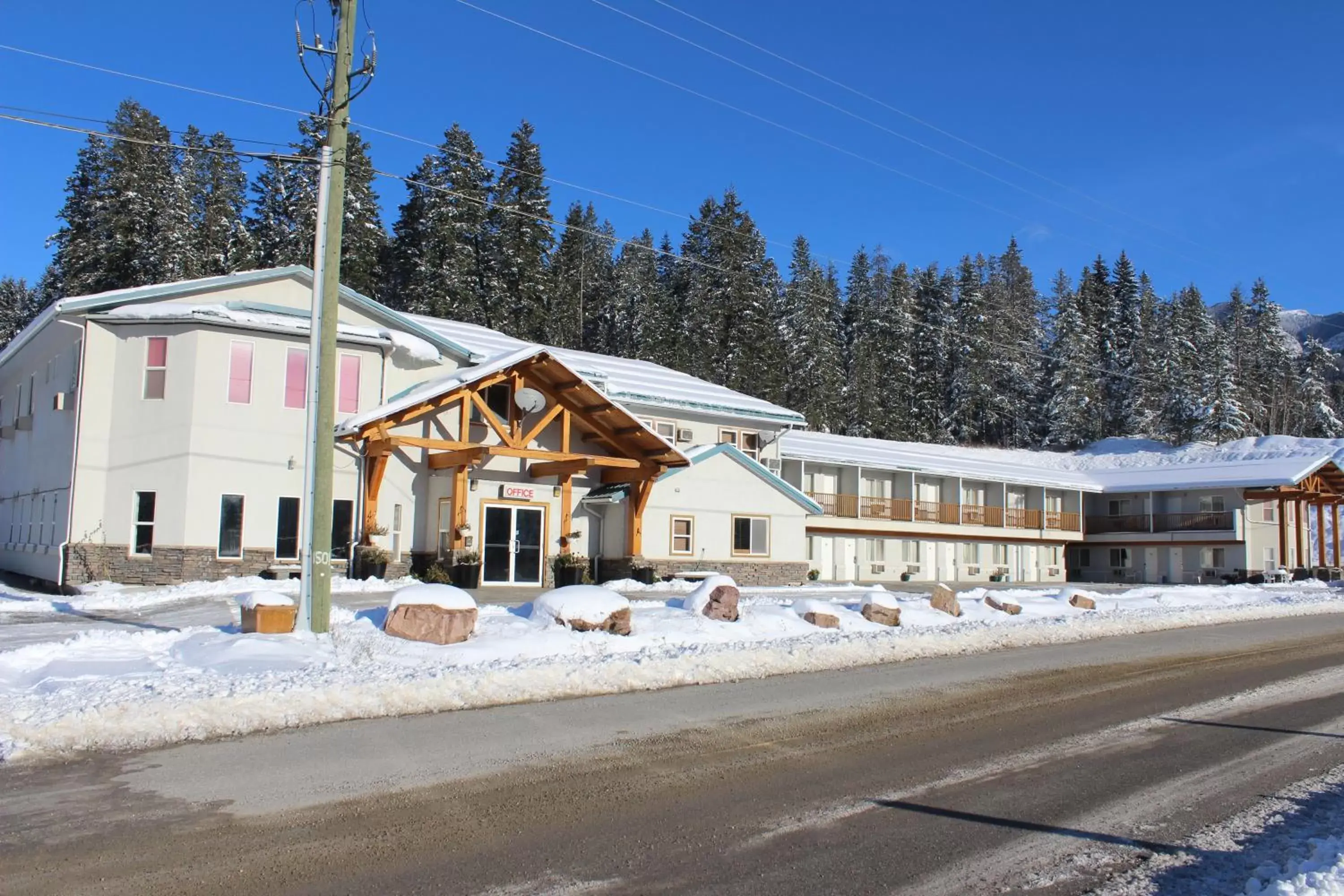 Facade/entrance, Winter in Golden Village Lodge