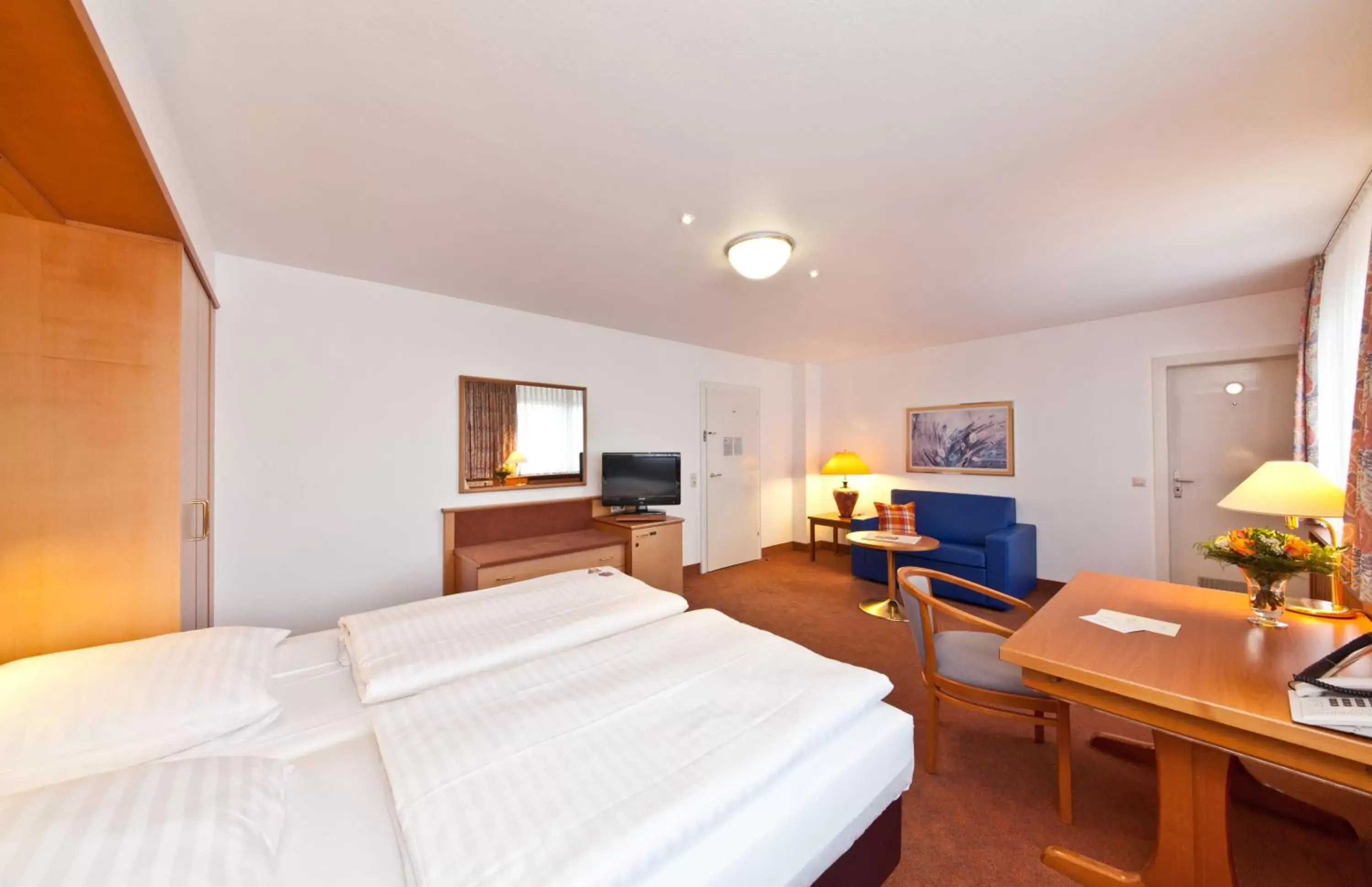 Photo of the whole room, Bed in Novum Hotel Boulevard Stuttgart City