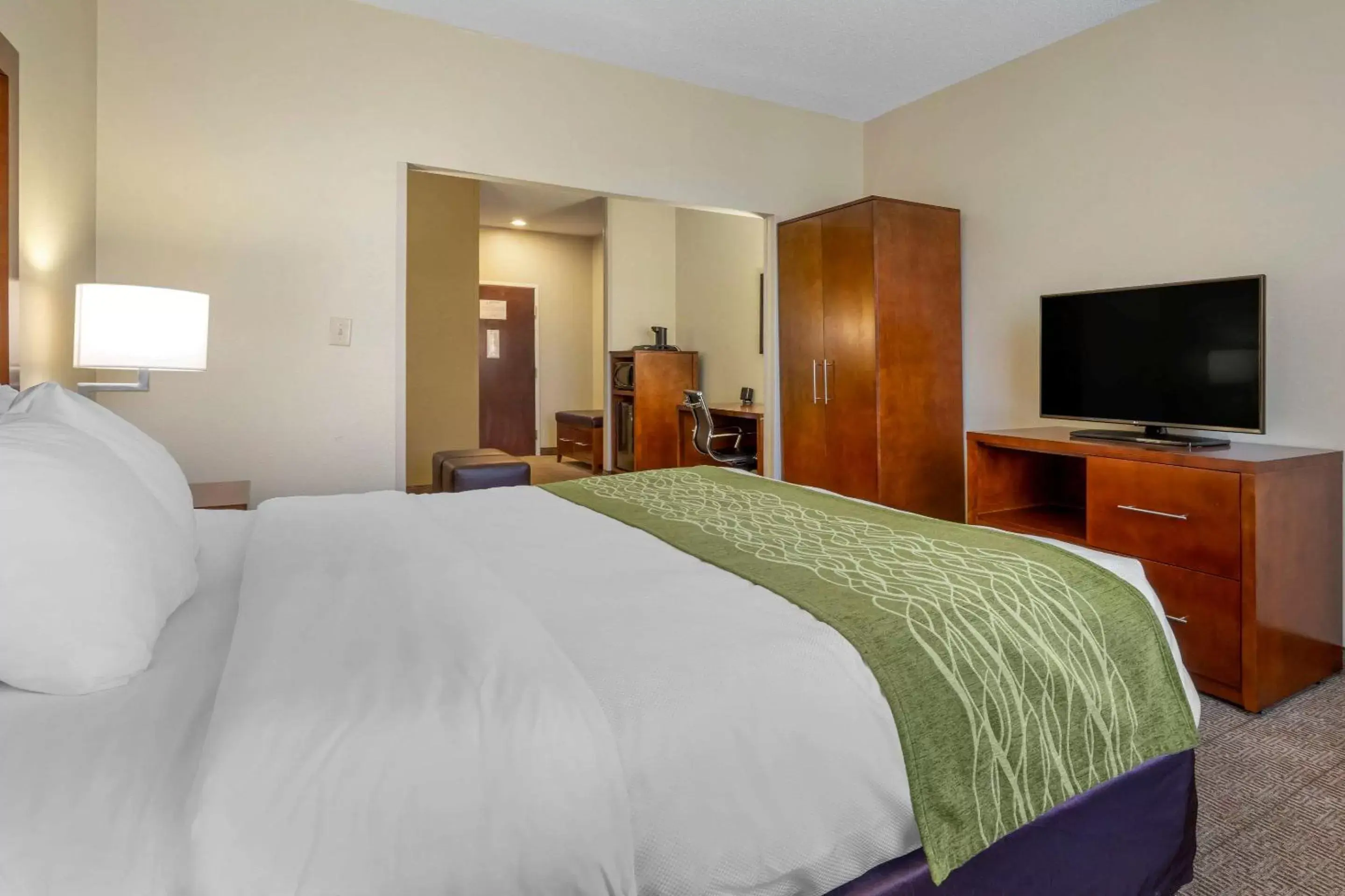Photo of the whole room, Bed in Comfort Inn & Suites Lenoir Hwy 321 Northern Foothills