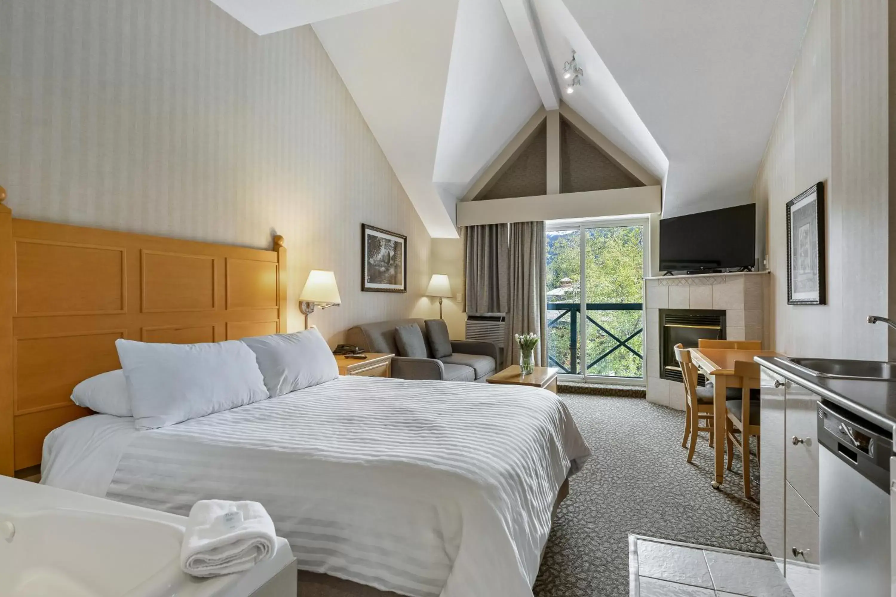 Living room, Bed in Pinnacle Hotel Whistler