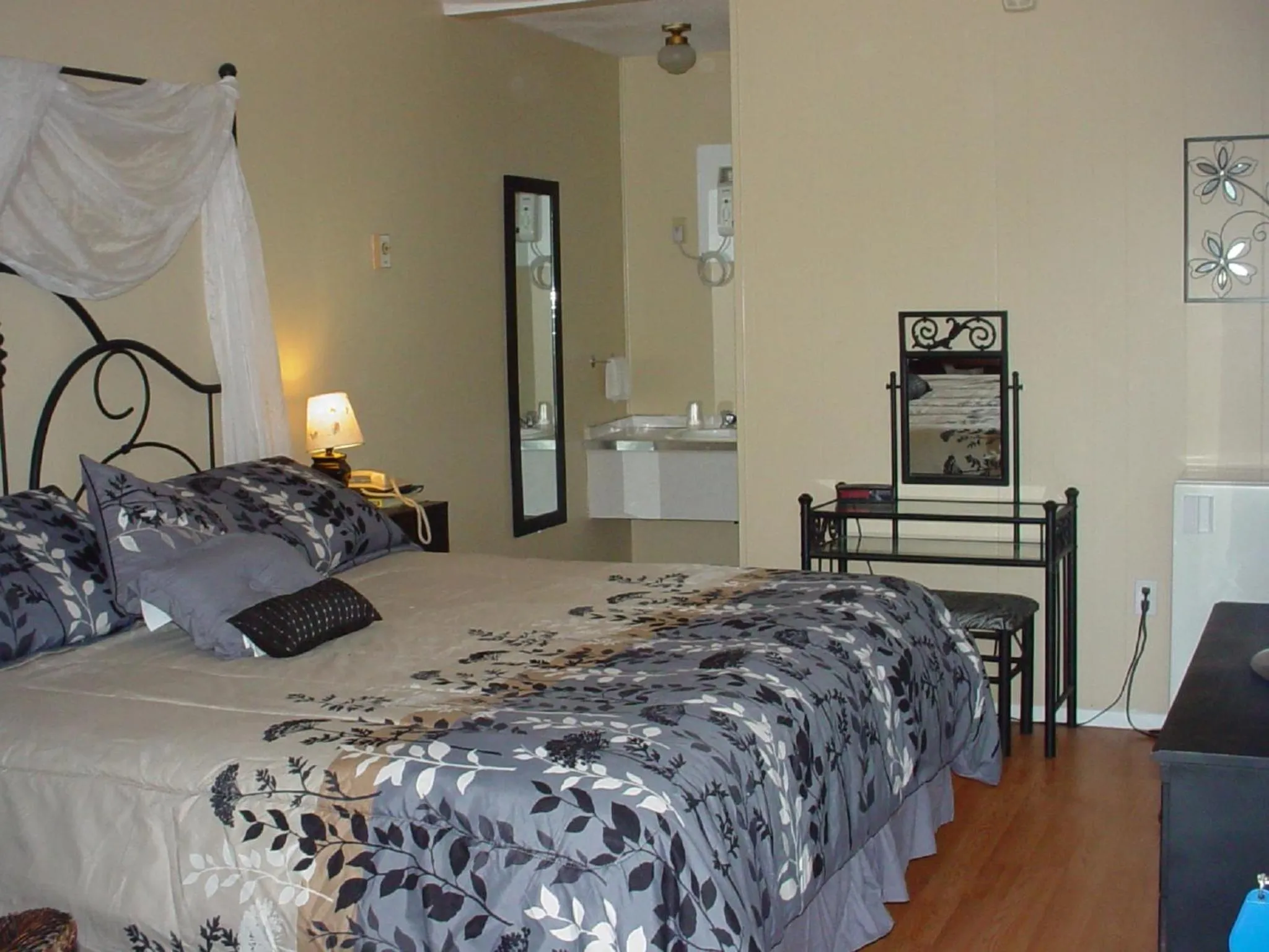 Bedroom, Bed in Blue Moon Motel