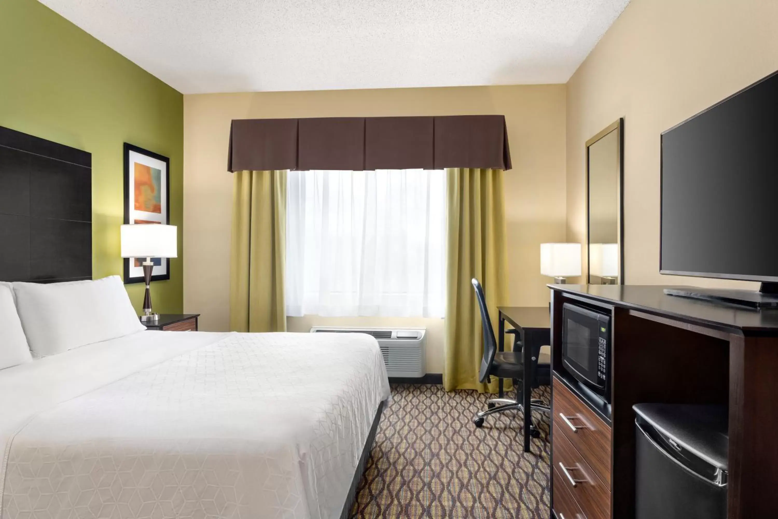 Photo of the whole room, Bed in Holiday Inn Express Hotel & Suites Edmond, an IHG Hotel