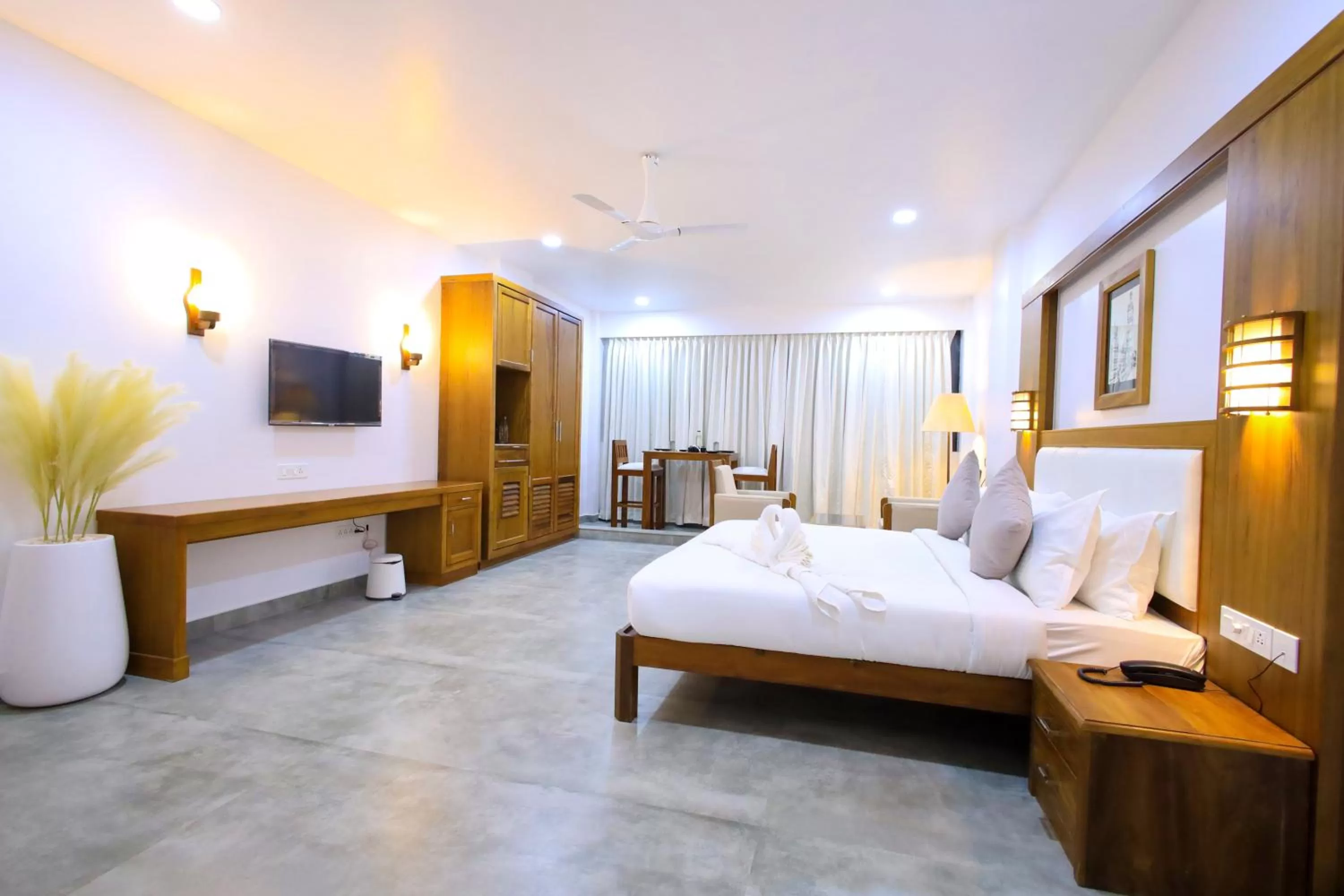Living room, Bed in HOTEL WHITE HOUSE, Munnar