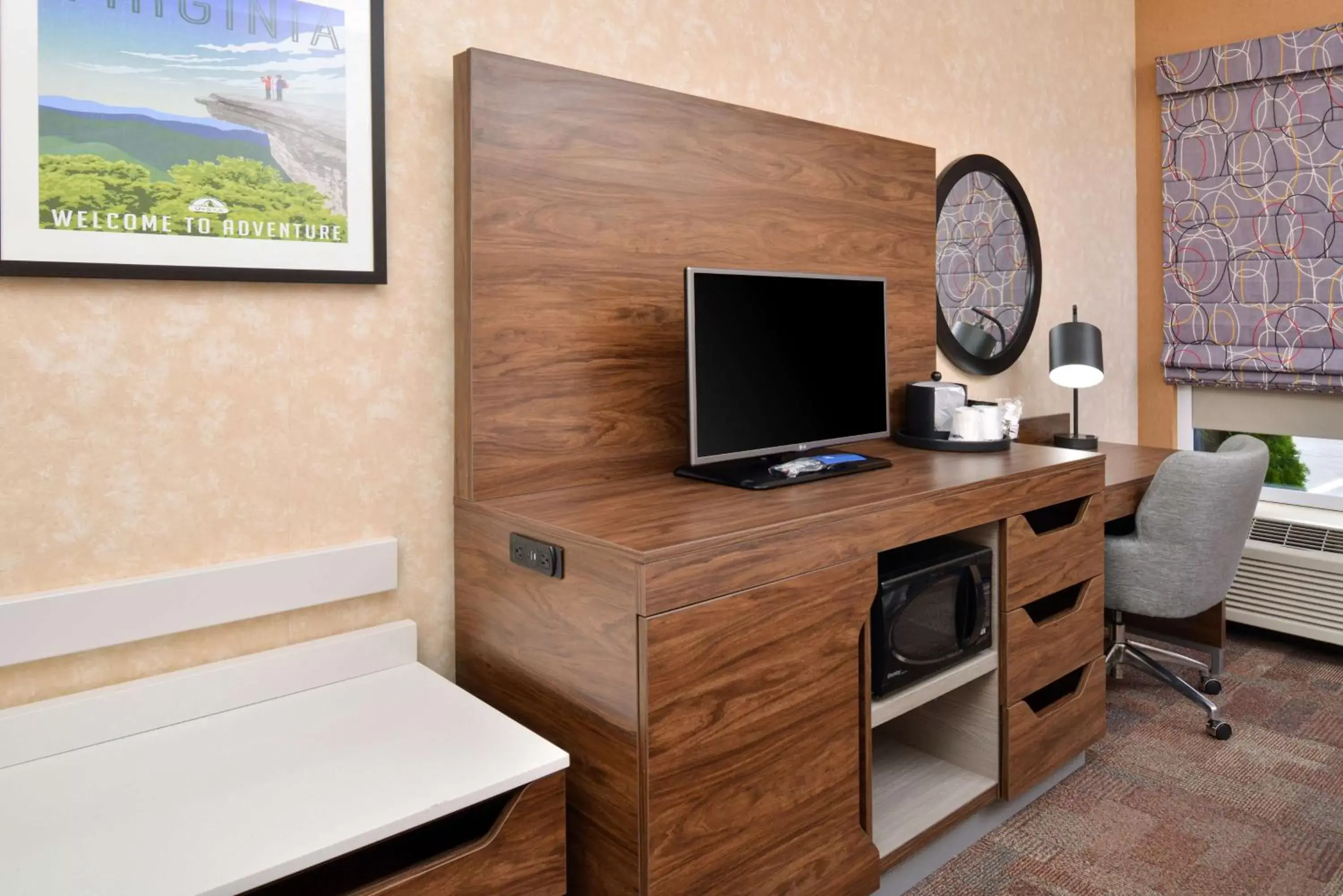 Bedroom, TV/Entertainment Center in Hampton Inn Wytheville