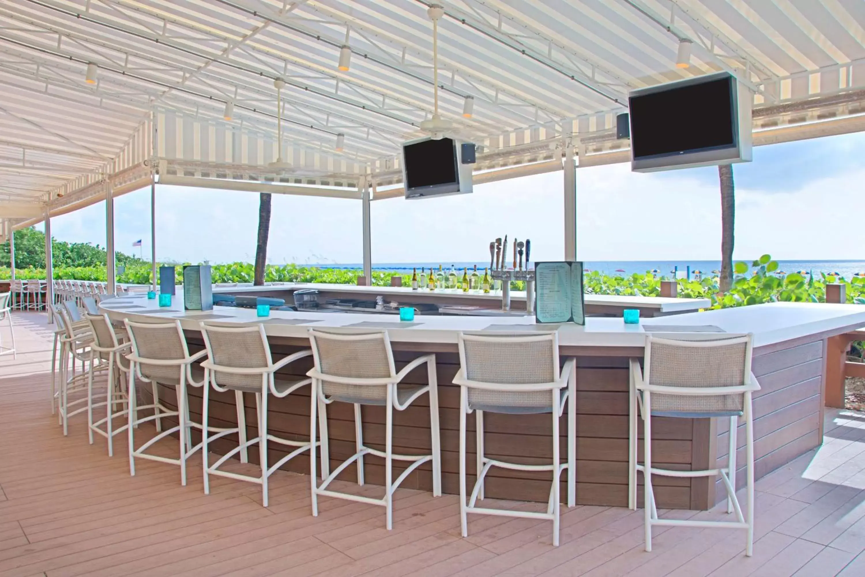 Restaurant/places to eat, Lounge/Bar in Hilton Singer Island Oceanfront Palm Beaches Resort