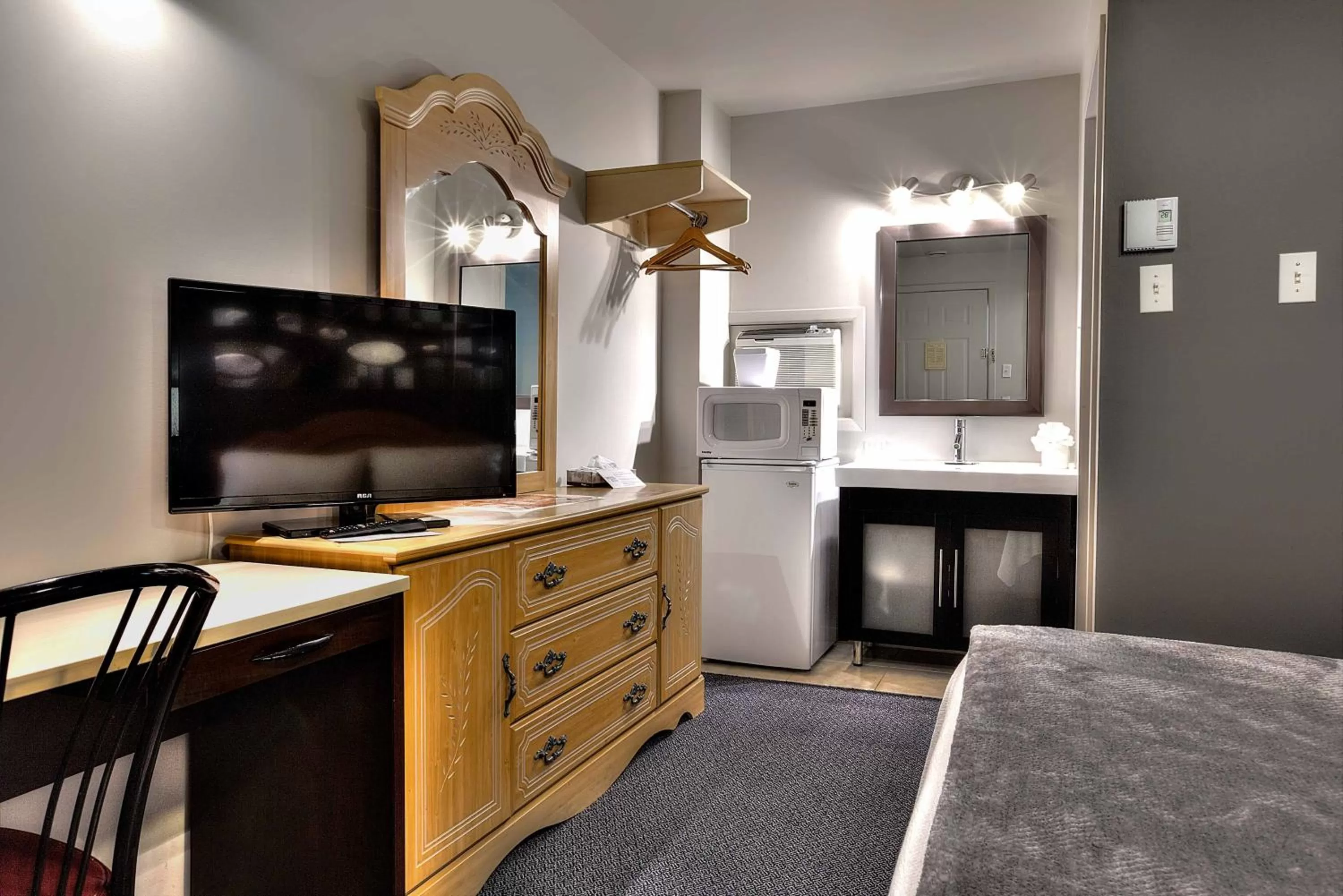 Photo of the whole room, TV/Entertainment Center in Motel et Camping Etchemin