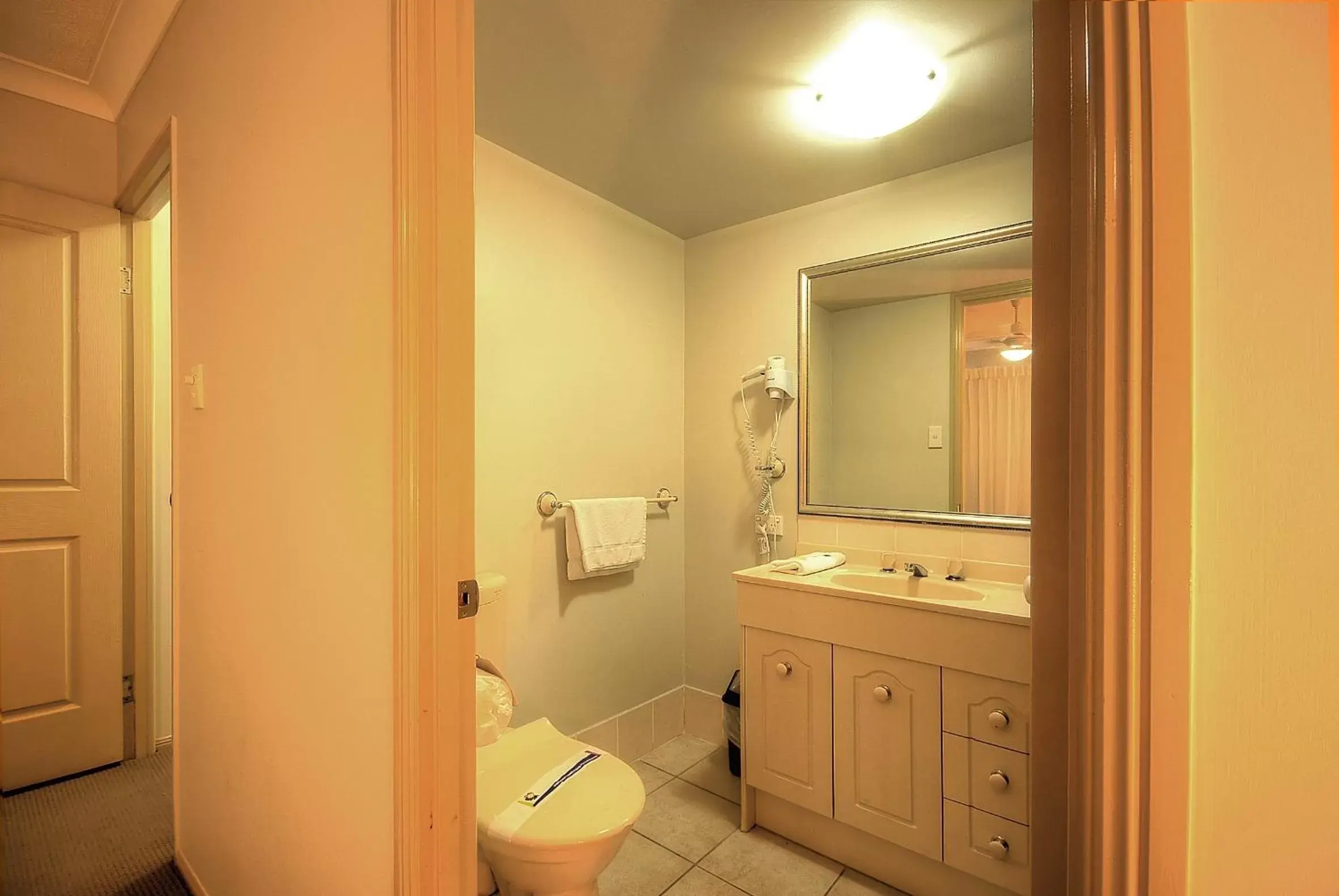Shower, Bathroom in Bila Vista Holiday Apartments