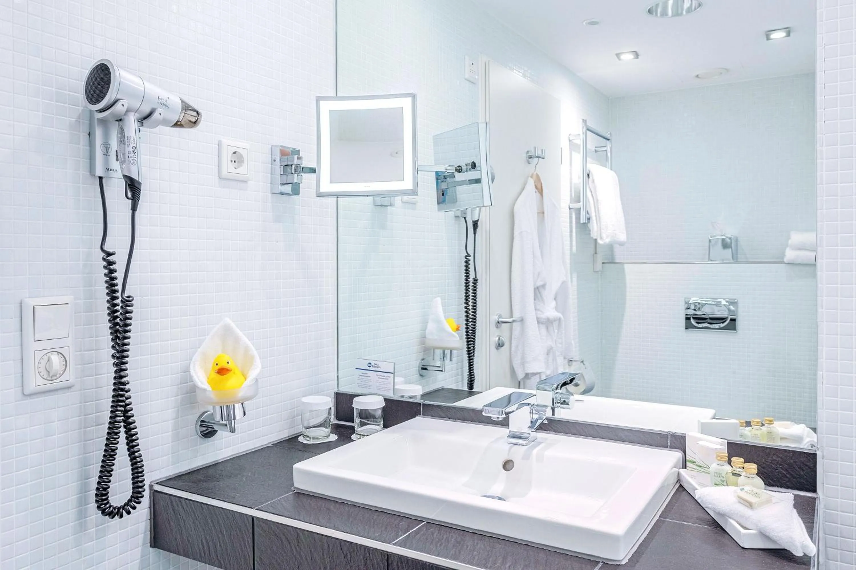 Shower in Best Western Macrander Hotel Frankfurt/Kaiserlei