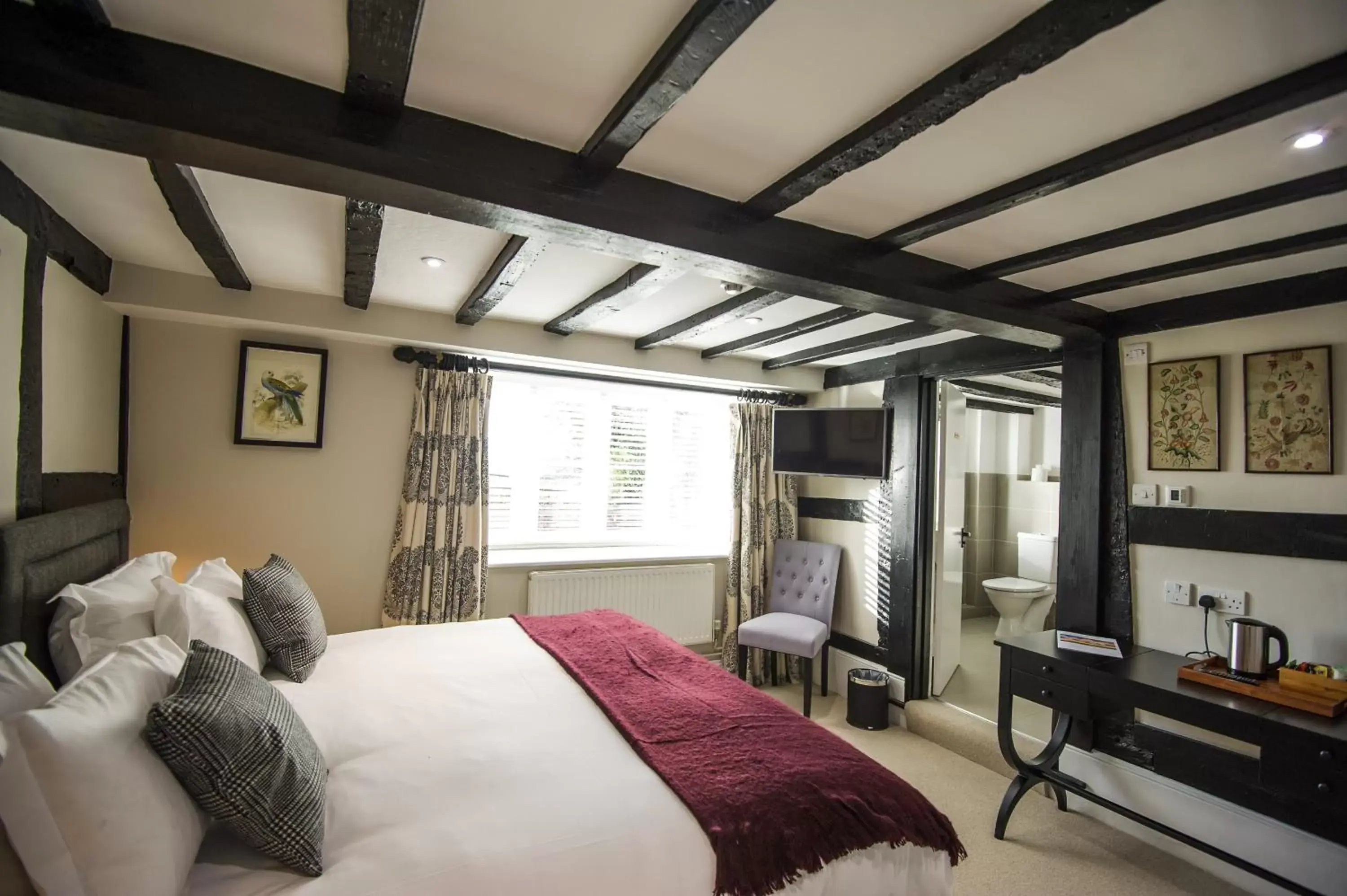 Bedroom, Bed in Cowdray Lodge