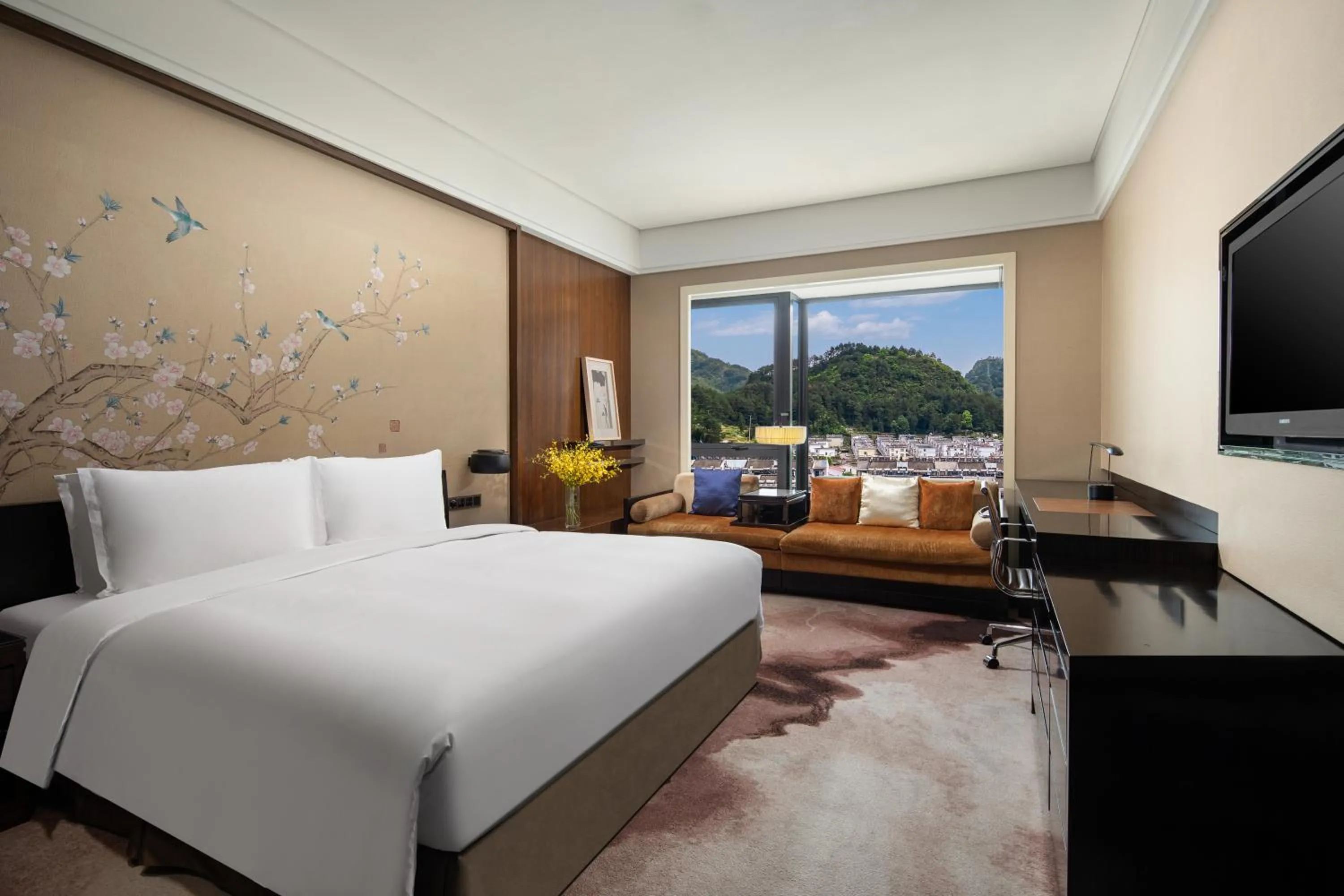 Mountain view, Bed in Crowne Plaza Huangshan Yucheng by IHG