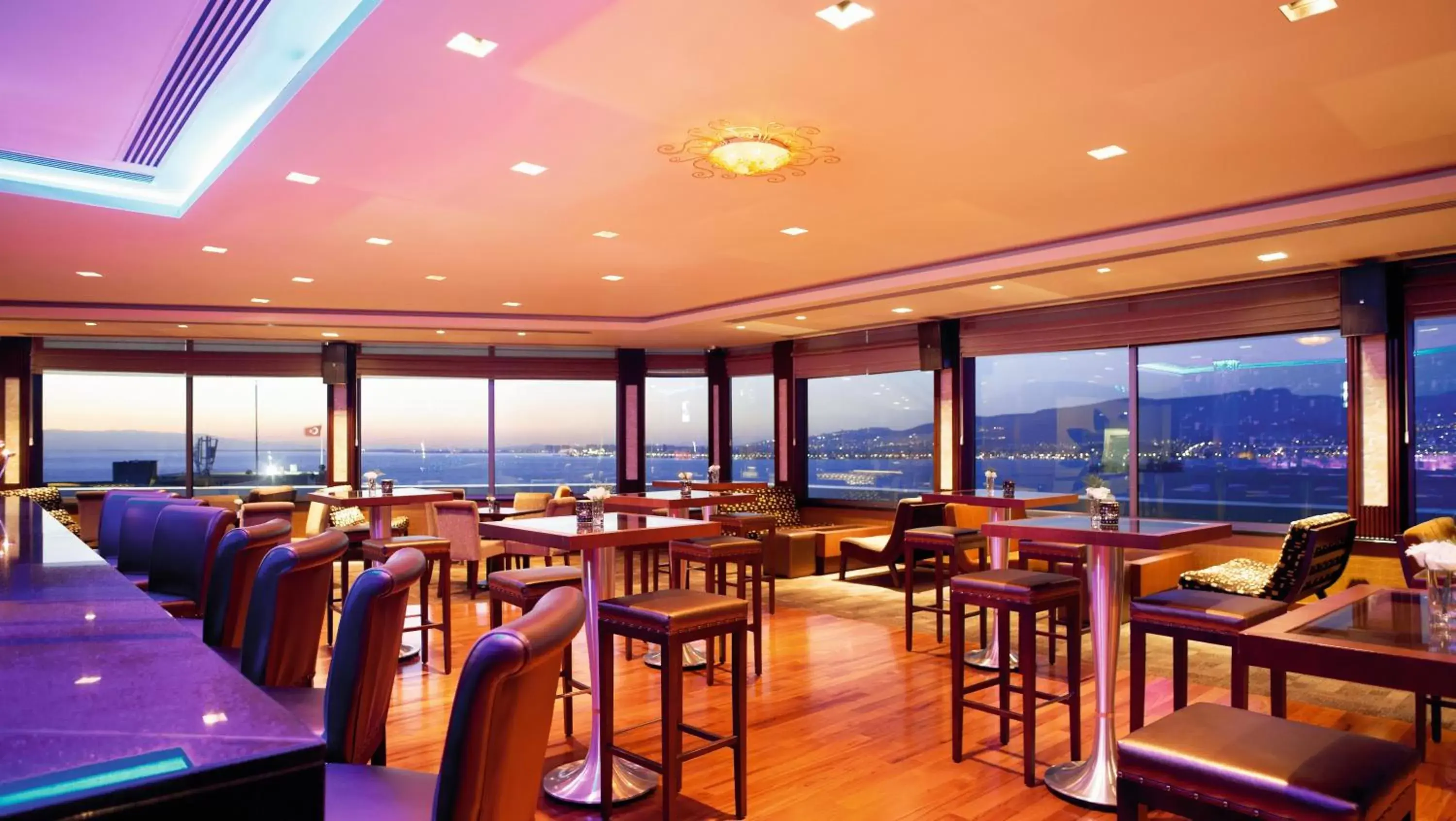 Restaurant/Places to Eat in Mövenpick Hotel Izmir