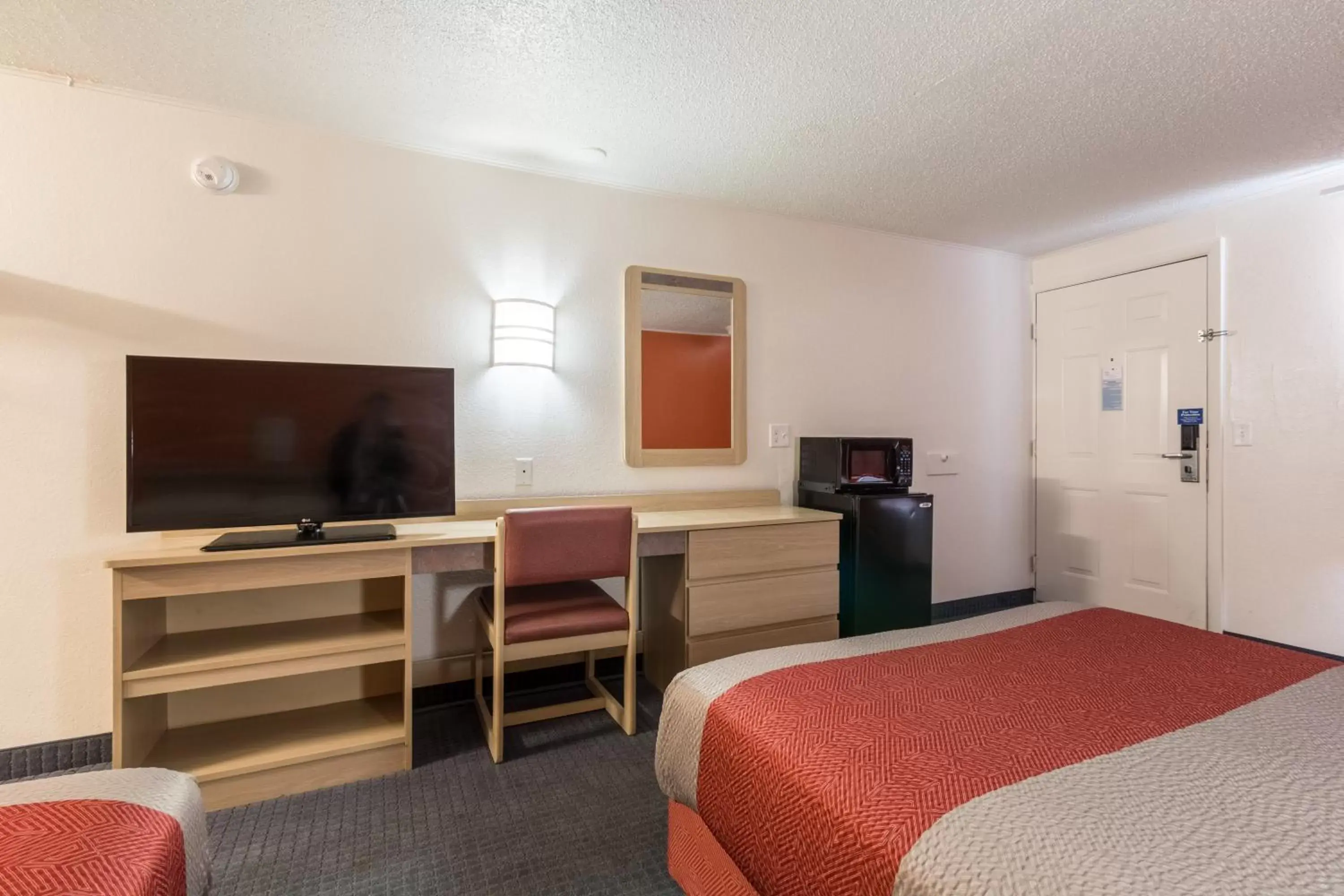 Bedroom, TV/Entertainment Center in Travelodge by Wyndham Lansing