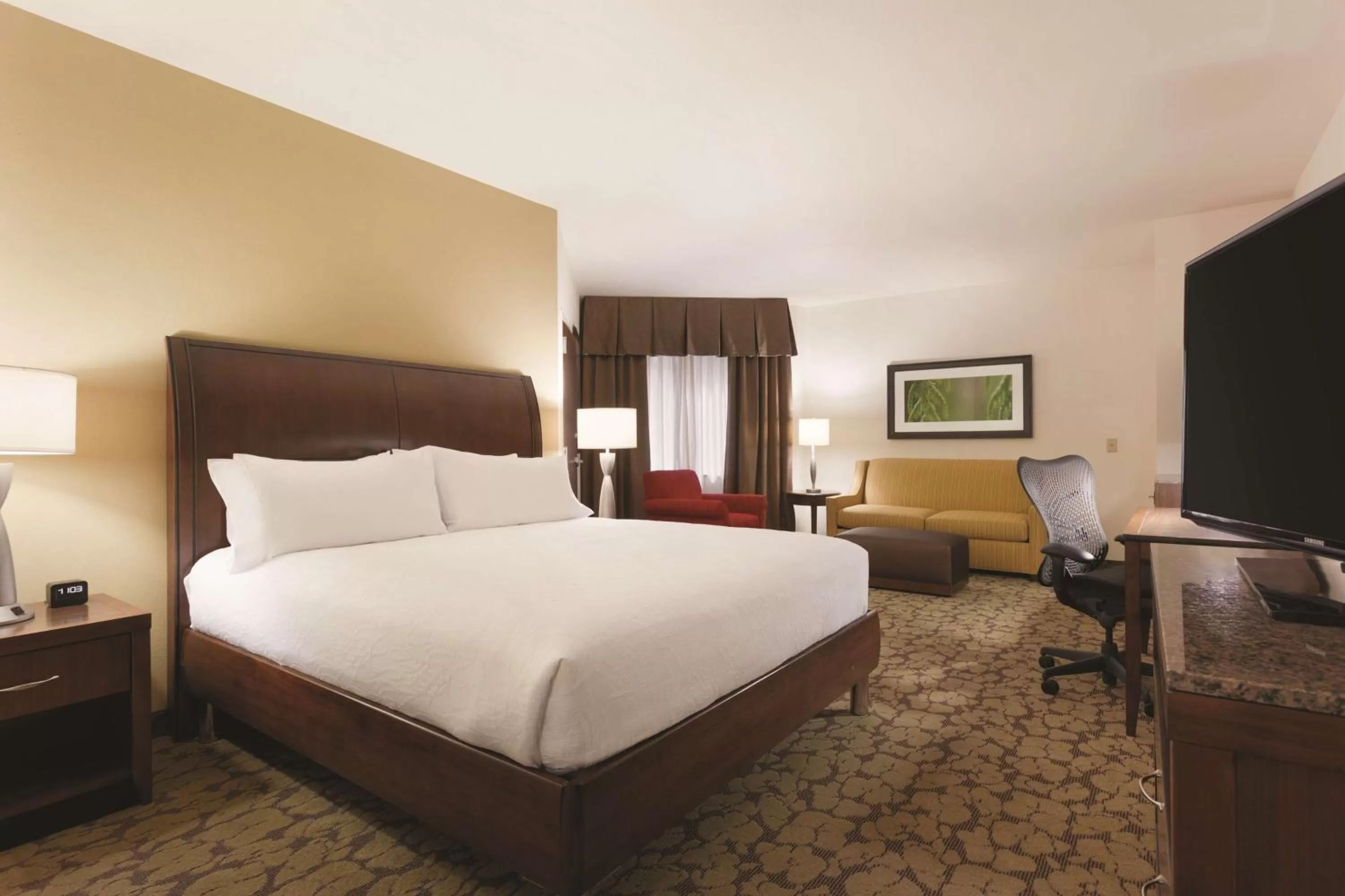 Bedroom, Bed in Hilton Garden Inn Rochester Downtown, NY