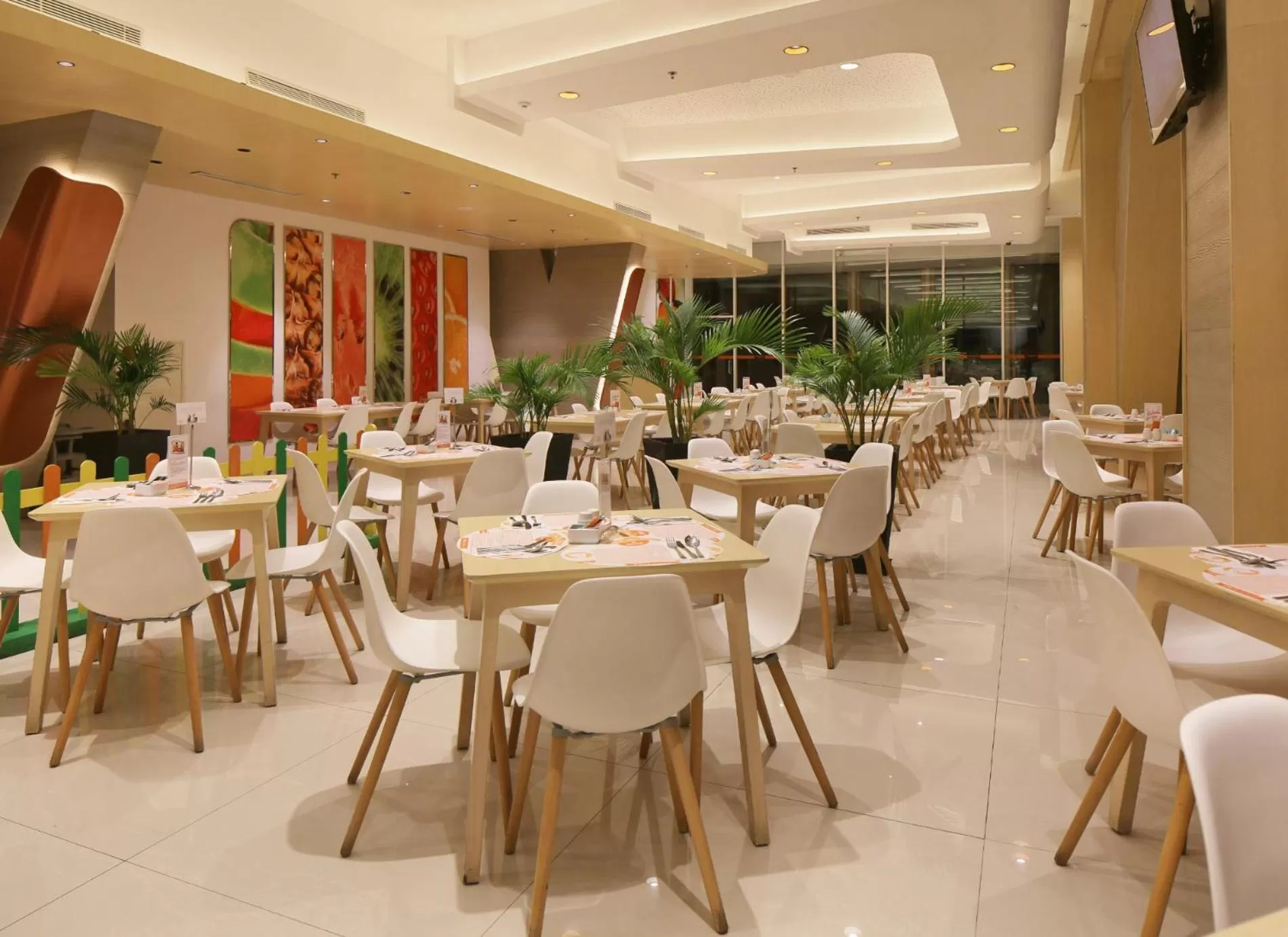 Restaurant/places to eat in HARRIS Hotel & Conventions Bekasi