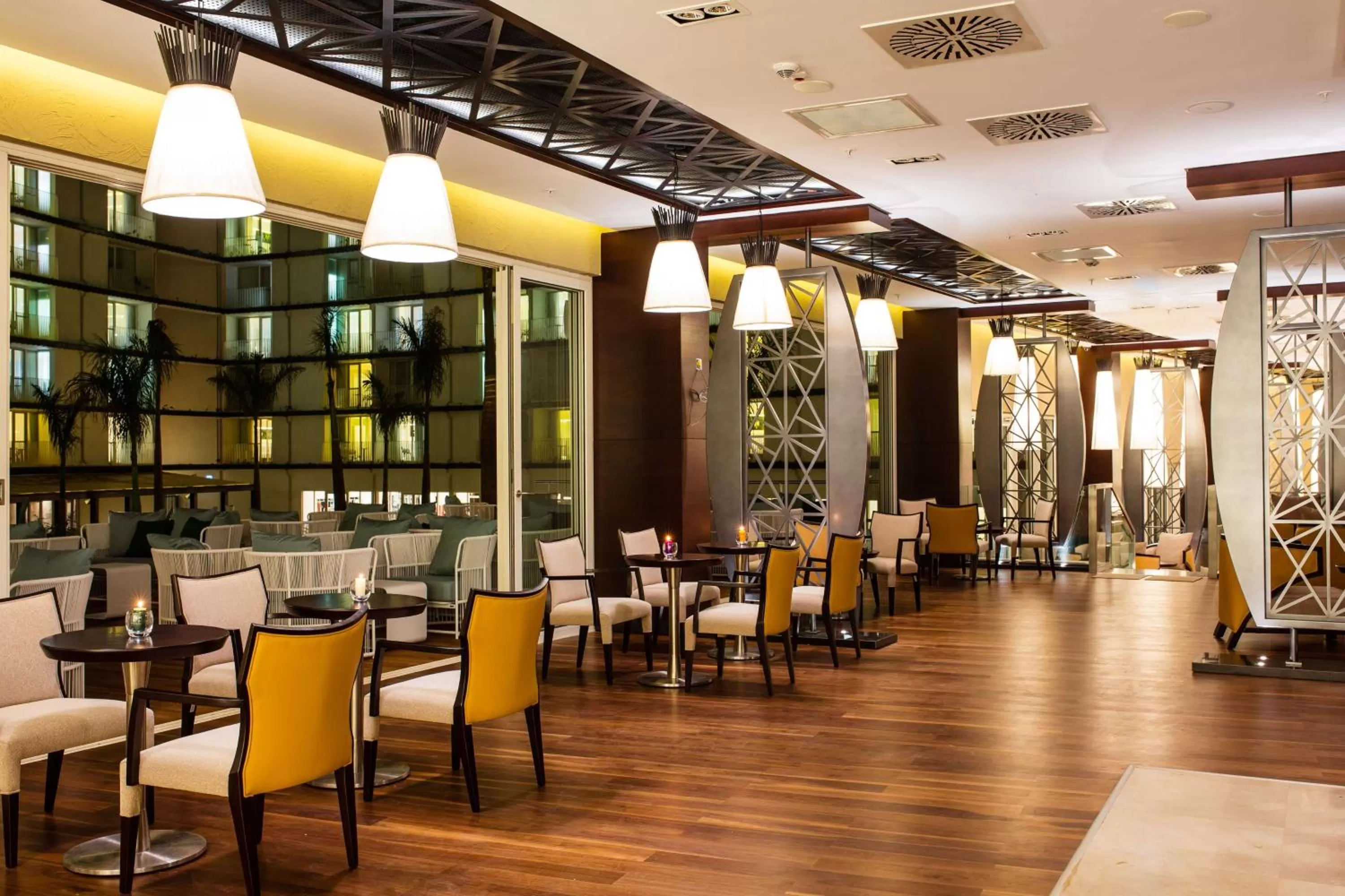 Lounge or bar in Radisson Blu Hotel & Convention Centre Kigali
