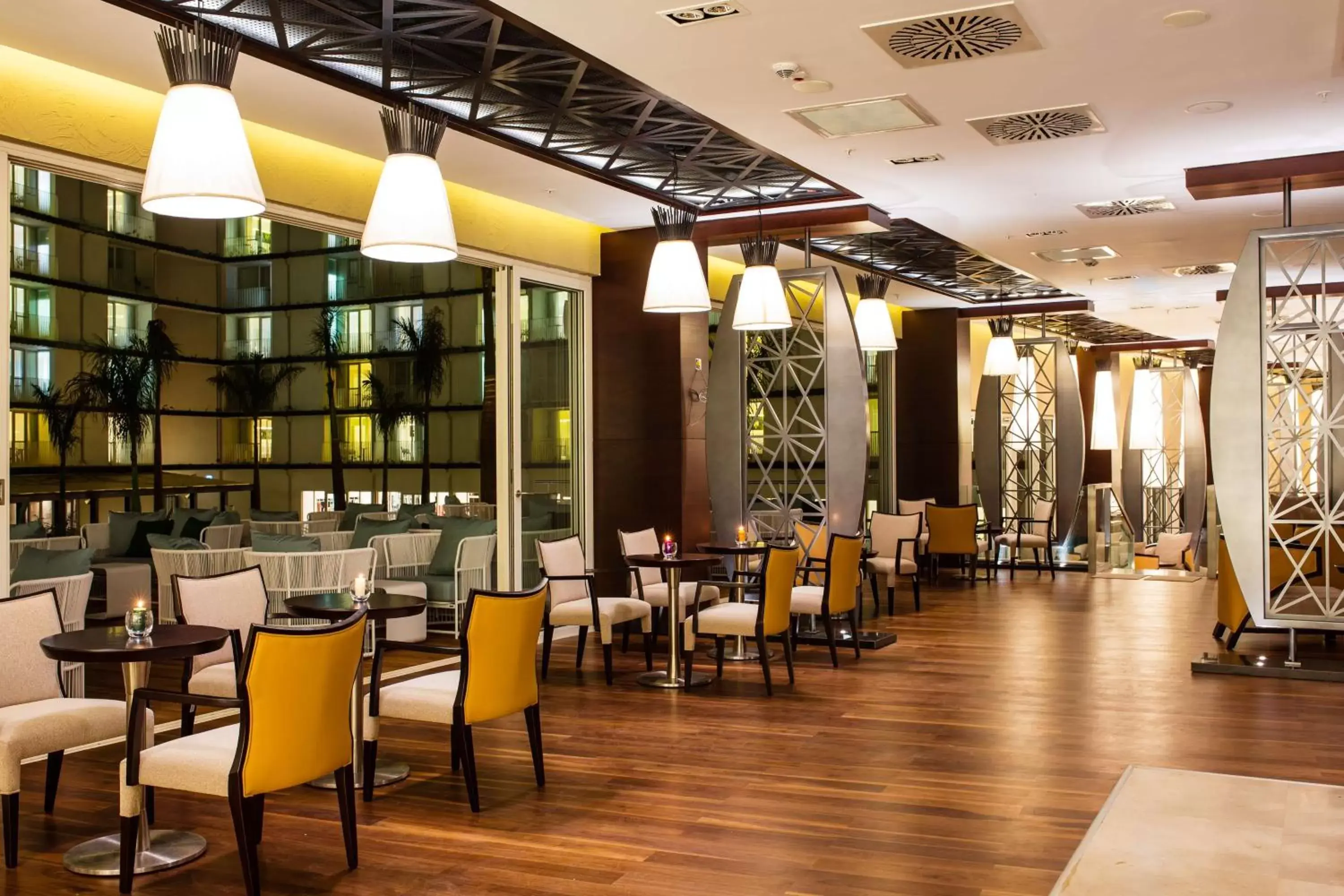 Lounge or bar, Restaurant/Places to Eat in Radisson Blu Hotel & Convention Centre Kigali