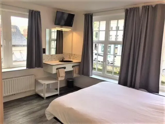 Bed in Canalview Hotel Ter Reien