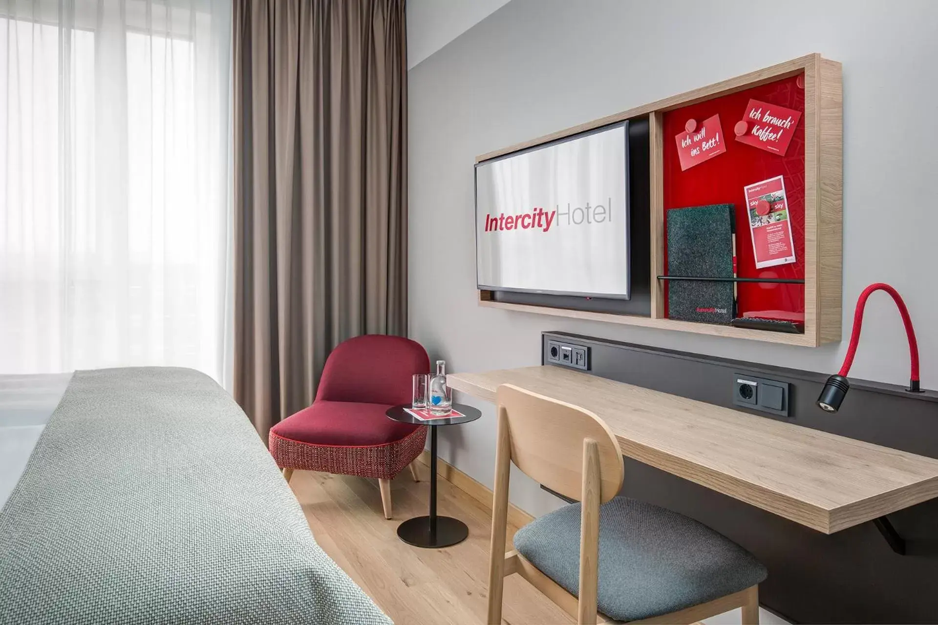 Photo of the whole room, TV/Entertainment Center in IntercityHotel Frankfurt Hauptbahnhof Süd