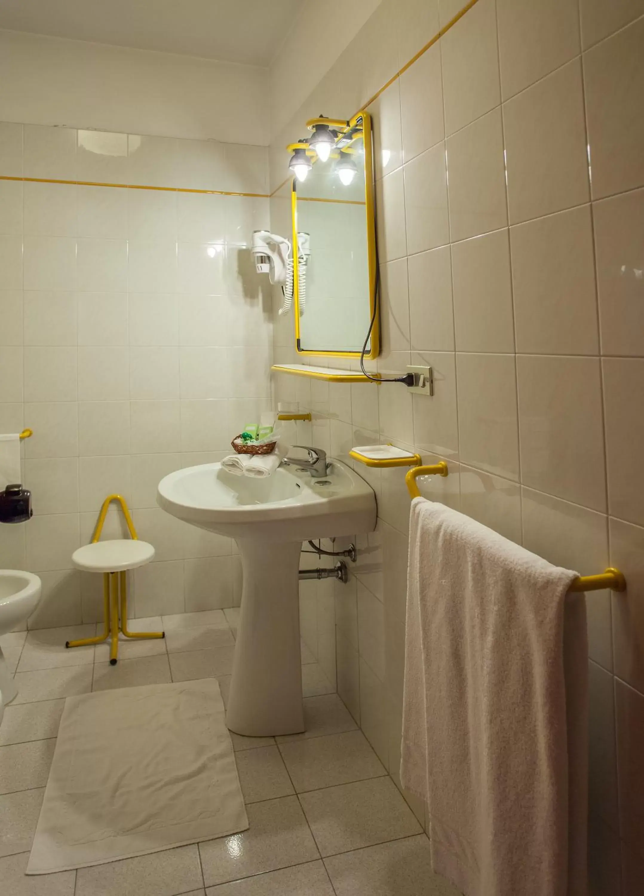 Bathroom in Hotel Quadrifoglio