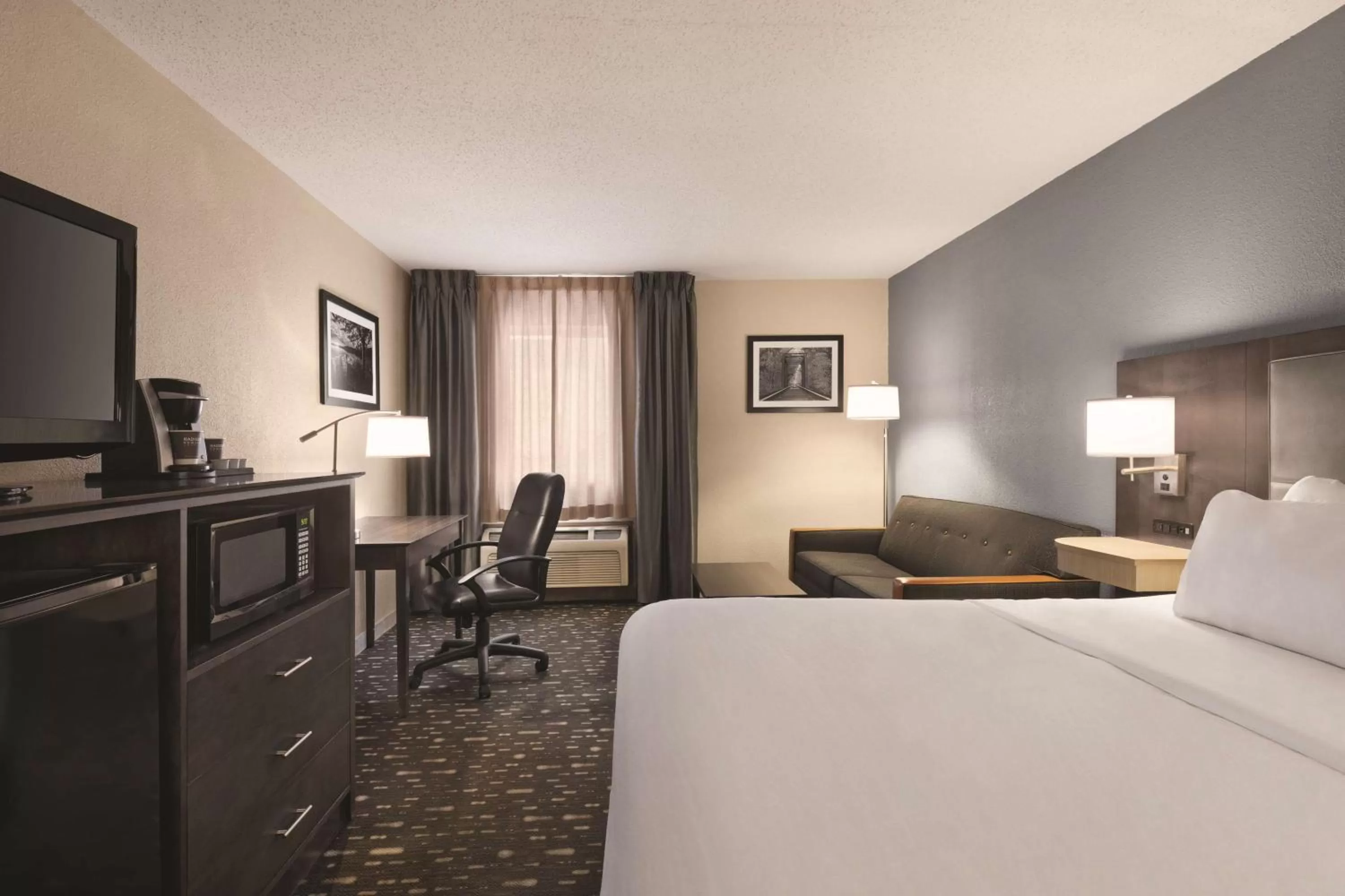 Bedroom in Country Inn & Suites by Radisson, Auburn, IN