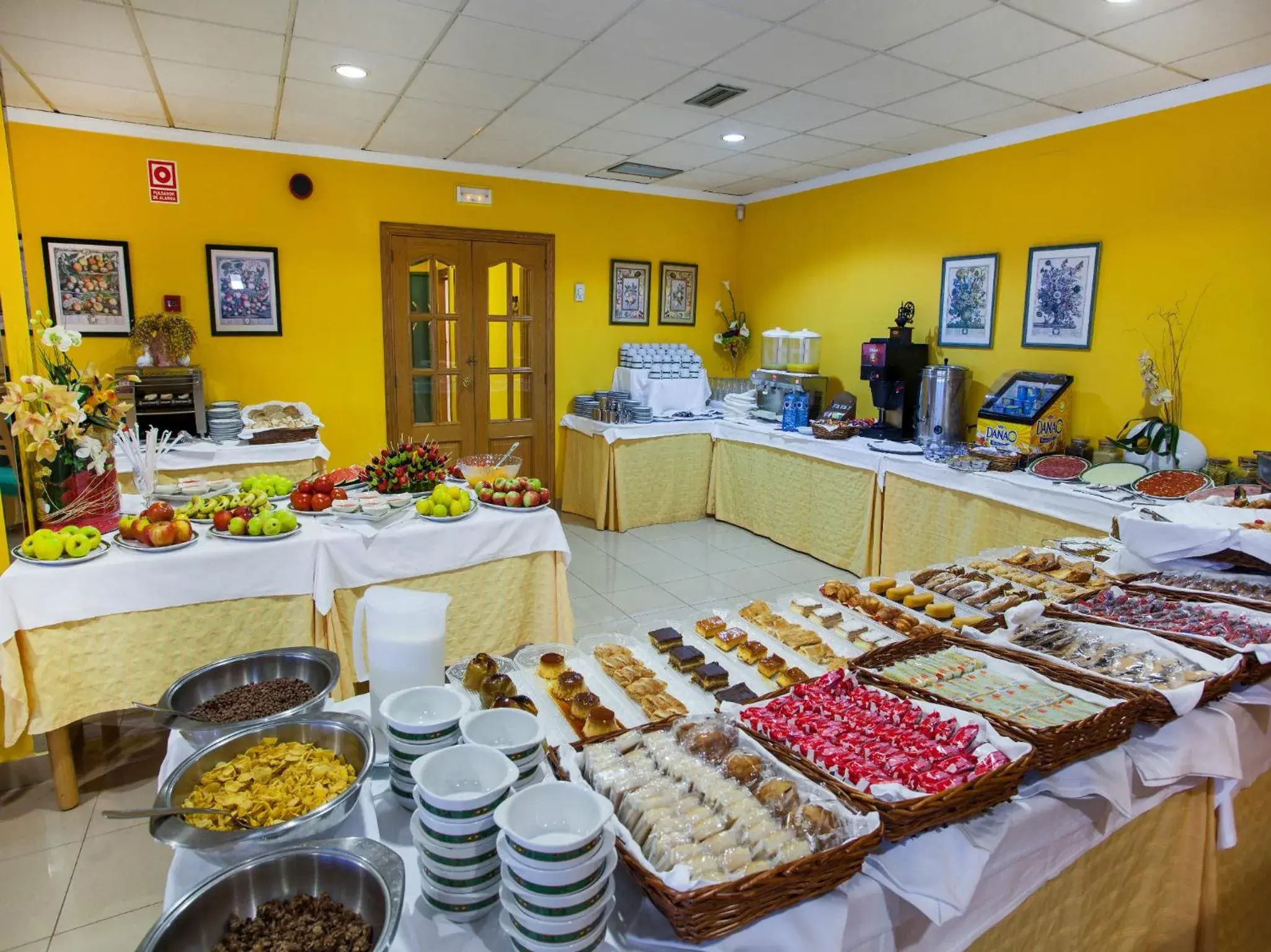 Buffet breakfast in Hotel Oca Vermar