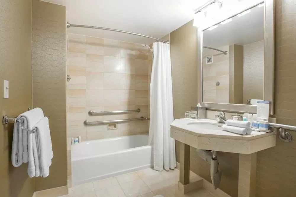 ADA Club Room - 1 King Bed in Omni Los Angeles Hotel