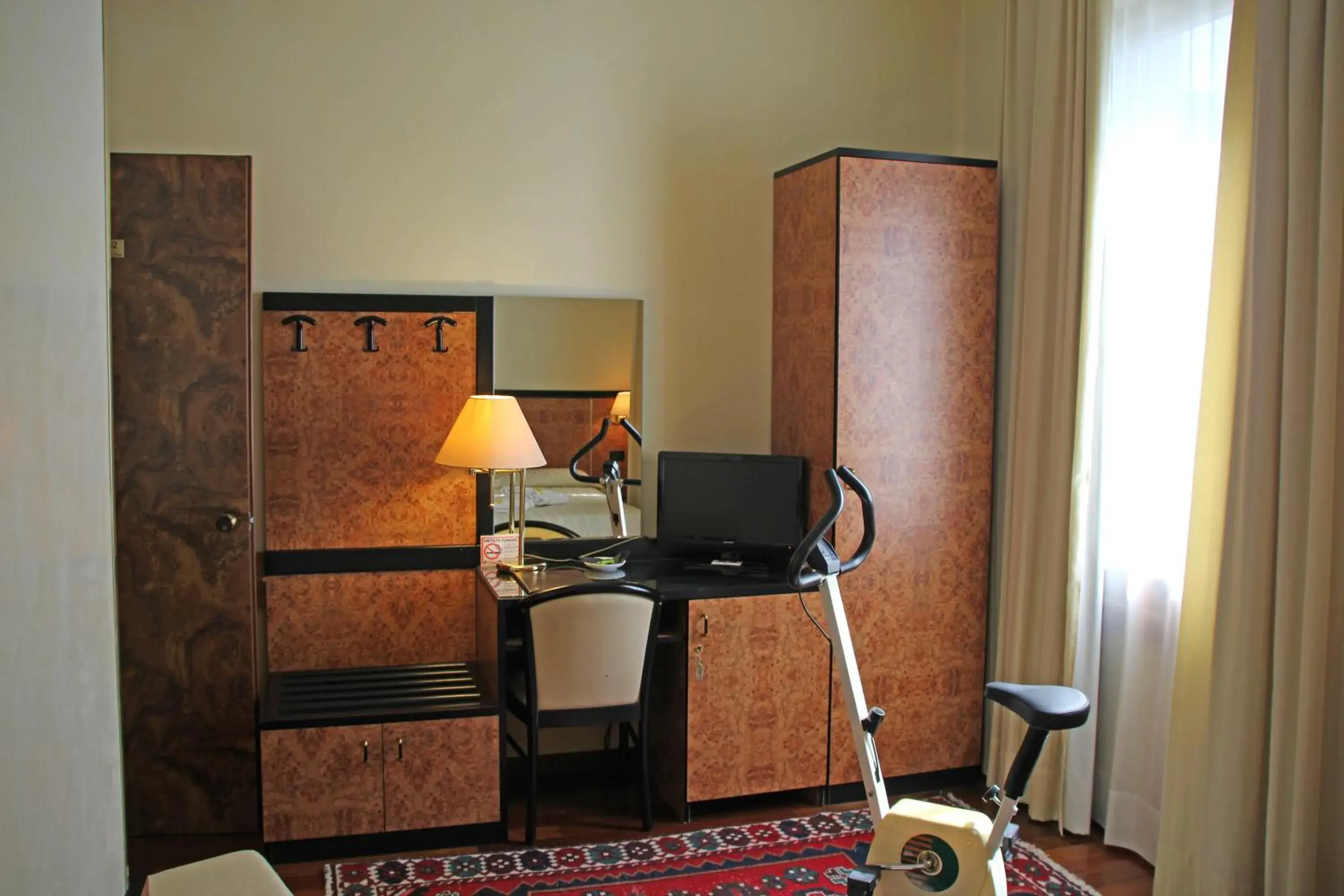 Bedroom, TV/Entertainment Center in Park Hotel Villa Leon d'Oro