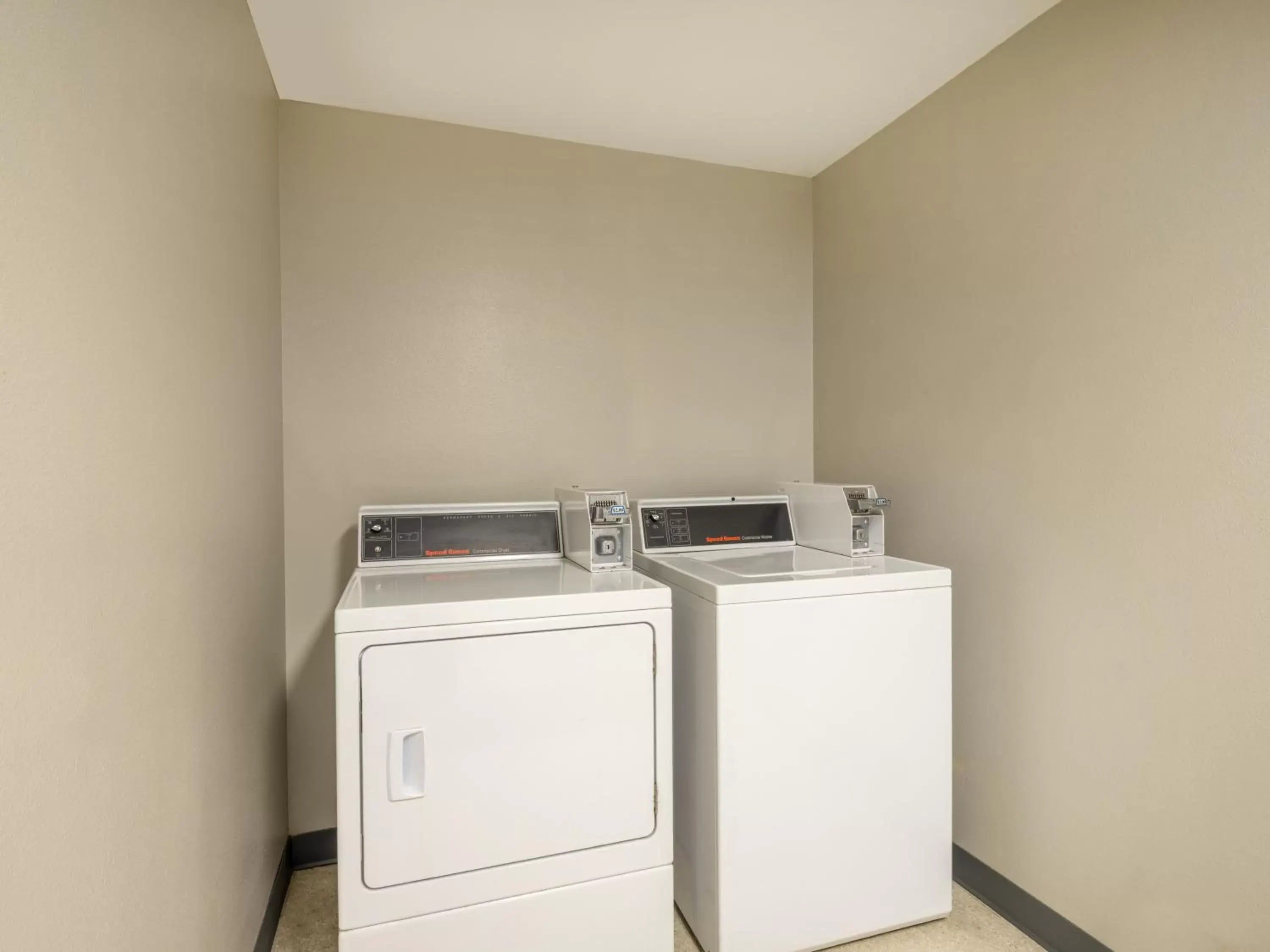 laundry, Kitchen/Kitchenette in Super 8 by Wyndham Hardin Little Bighorn Battlefield