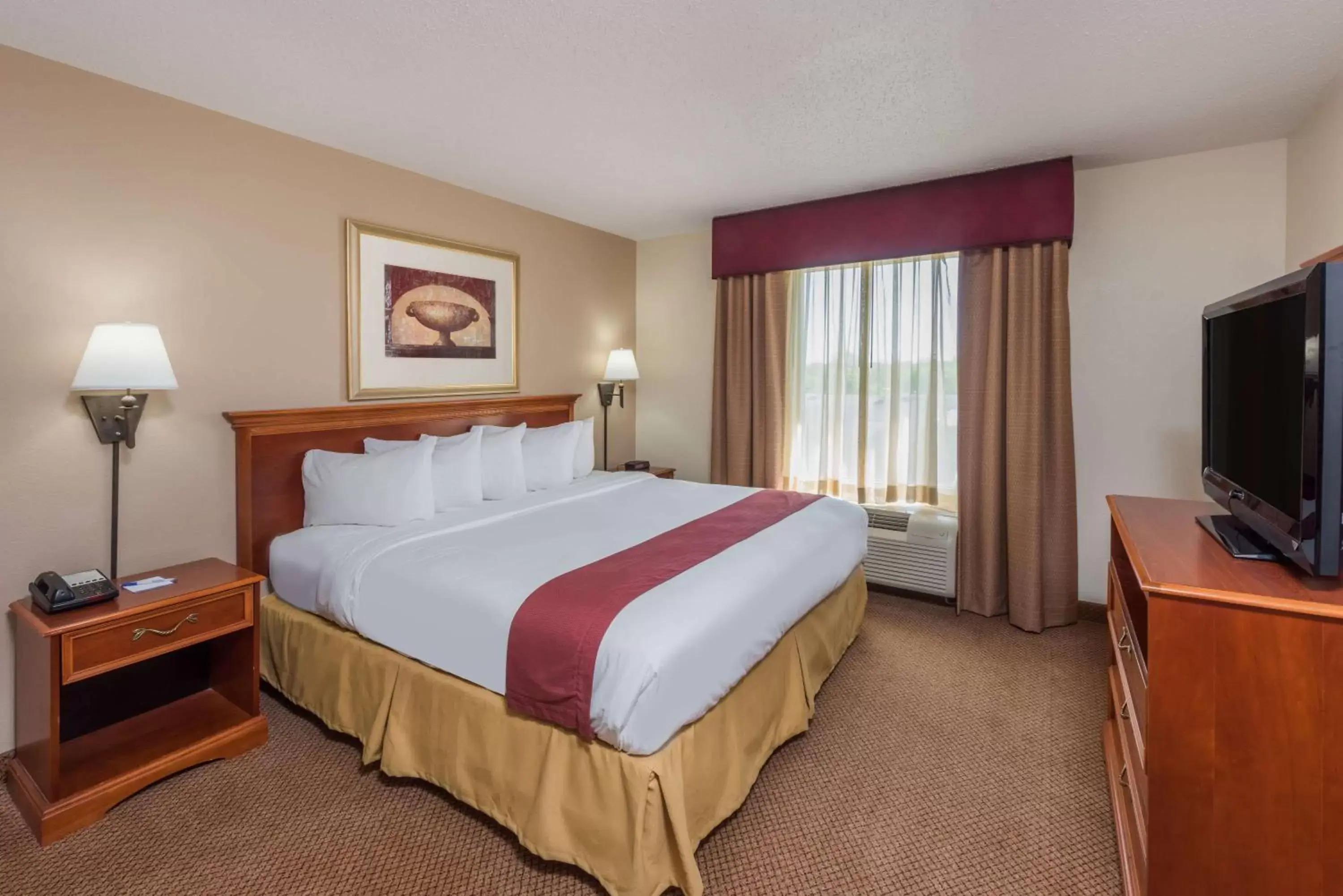 Photo of the whole room, Bed in Seasons Inn & Suites Highland