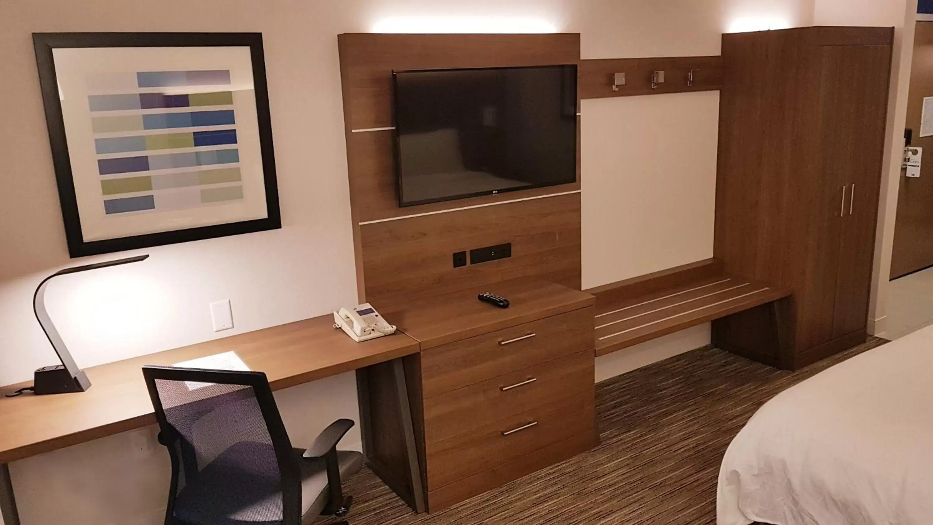 Photo of the whole room, TV/Entertainment Center in Holiday Inn Express and Suites Surrey, an IHG Hotel