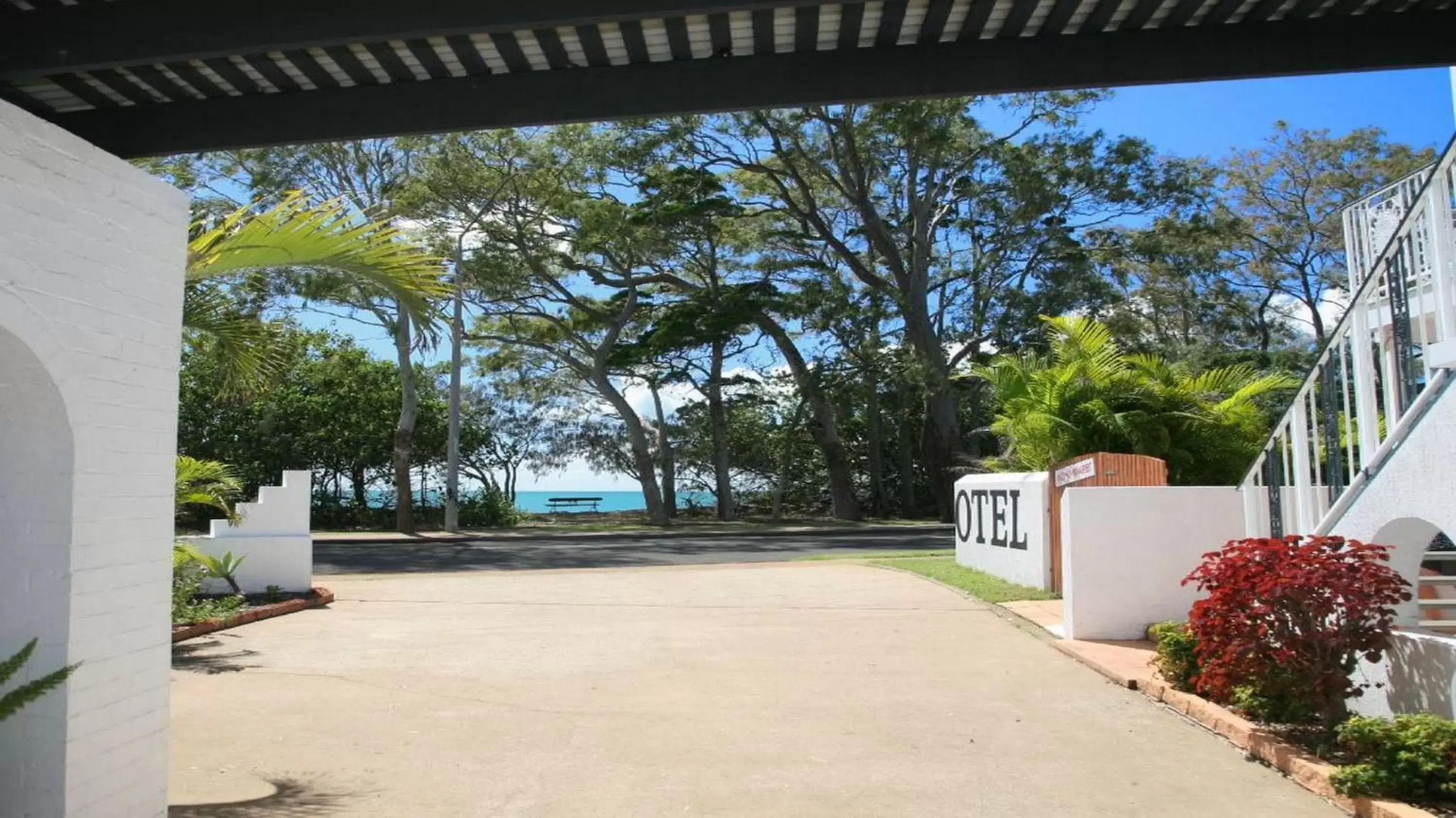 Facade/entrance, Swimming Pool in Tower Court Motel