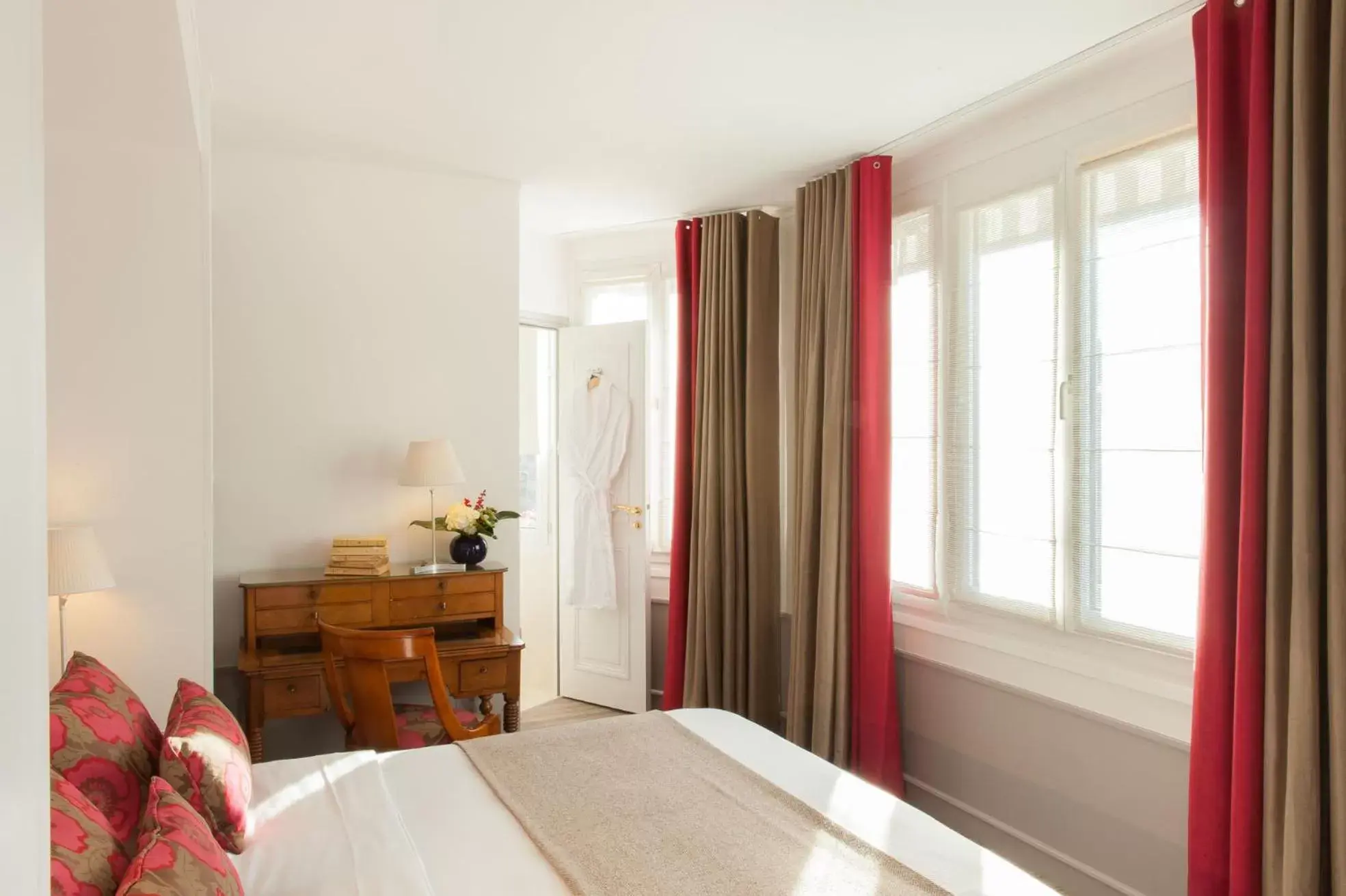 Bedroom, Bed in Hôtel Parc Saint-Séverin - Esprit de France
