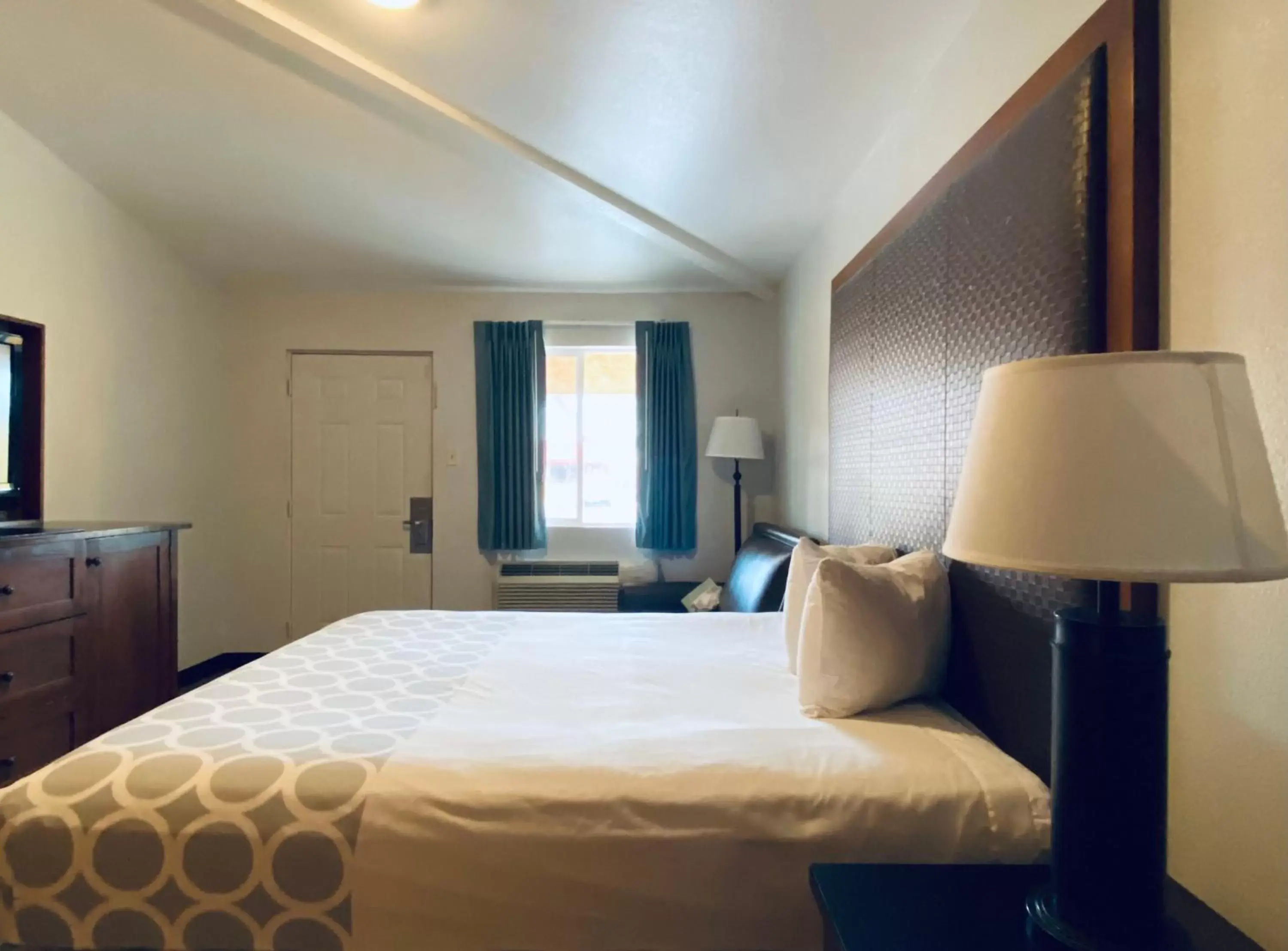 Living room, Bed in Rodeway Inn Old Town Scottsdale